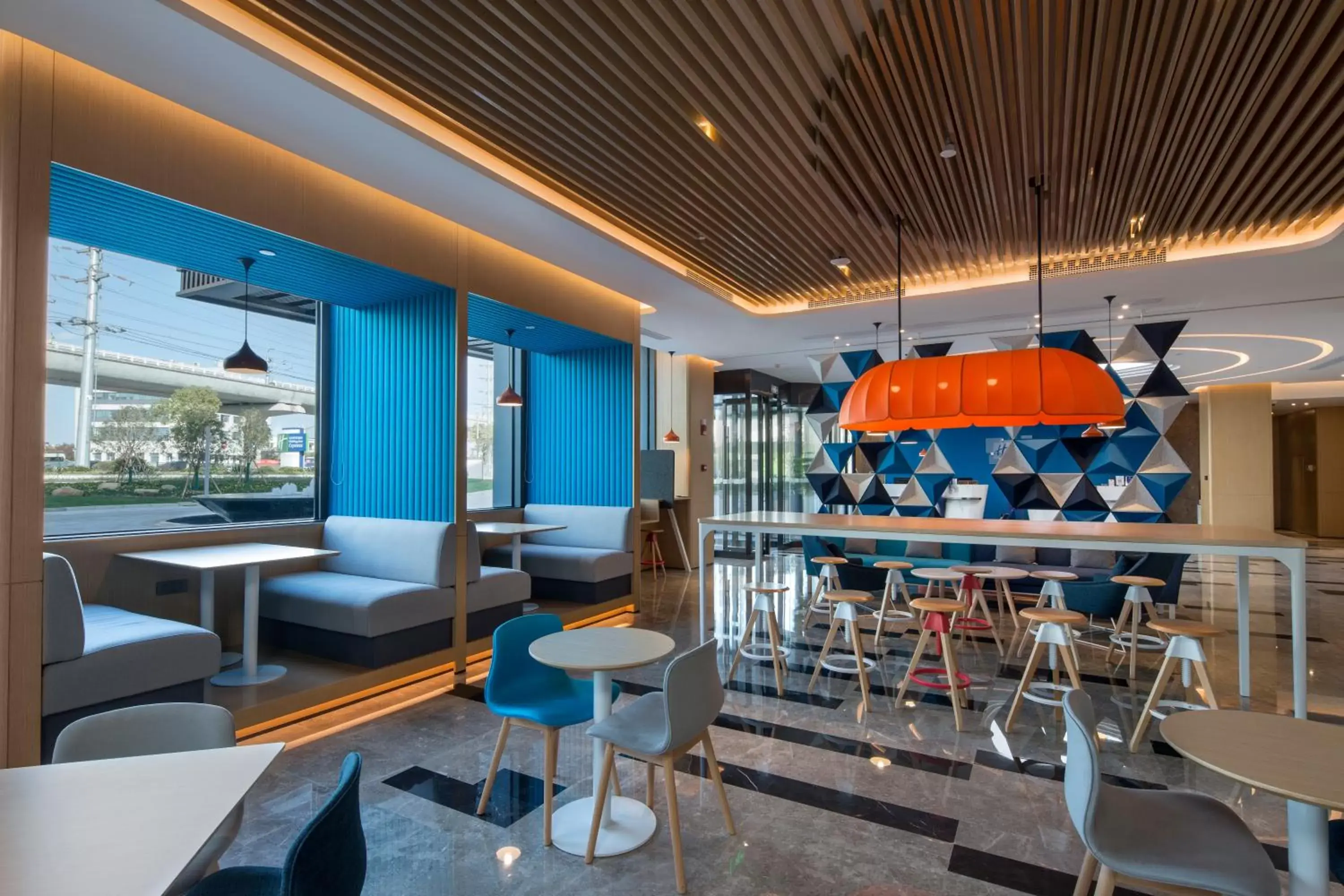 Lounge or bar in Holiday Inn Express Shanghai Kangqiao, an IHG Hotel Lounge or bar in Holiday Inn Express Shanghai Kangqiao, an IHG Hotel