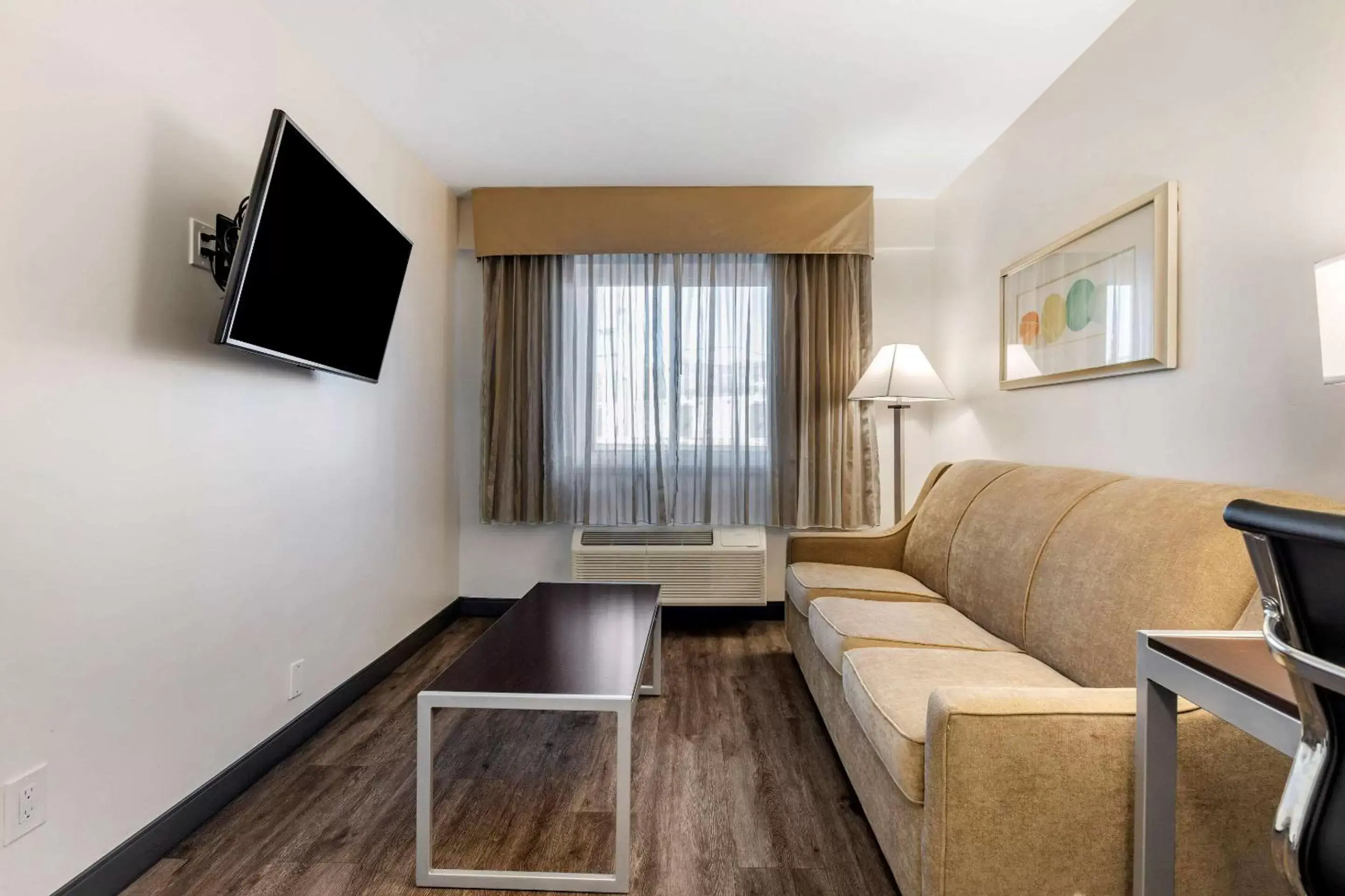 Bedroom, Seating Area in Quality Inn Burbank Airport