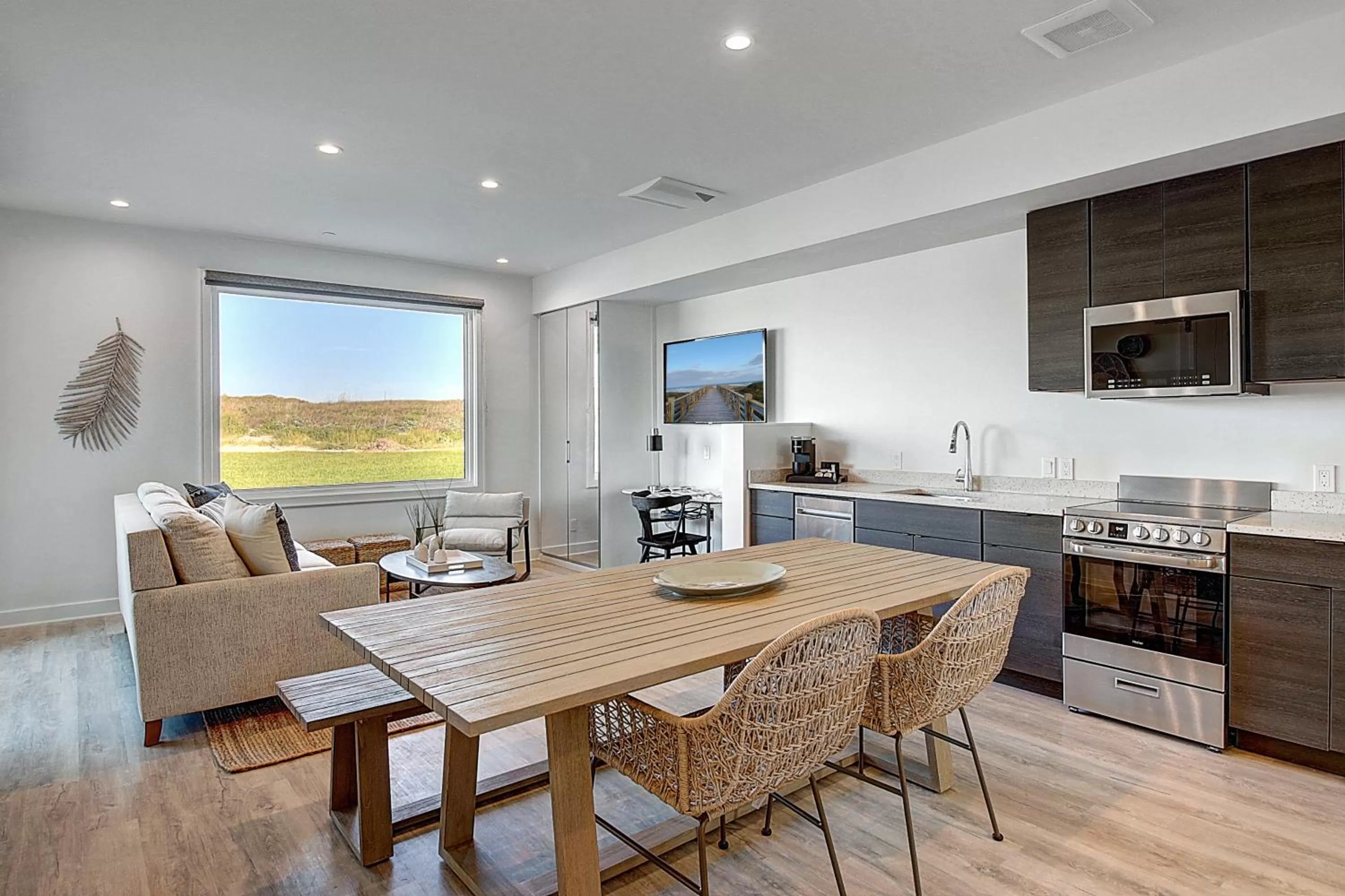 Dining area in Lively Beach