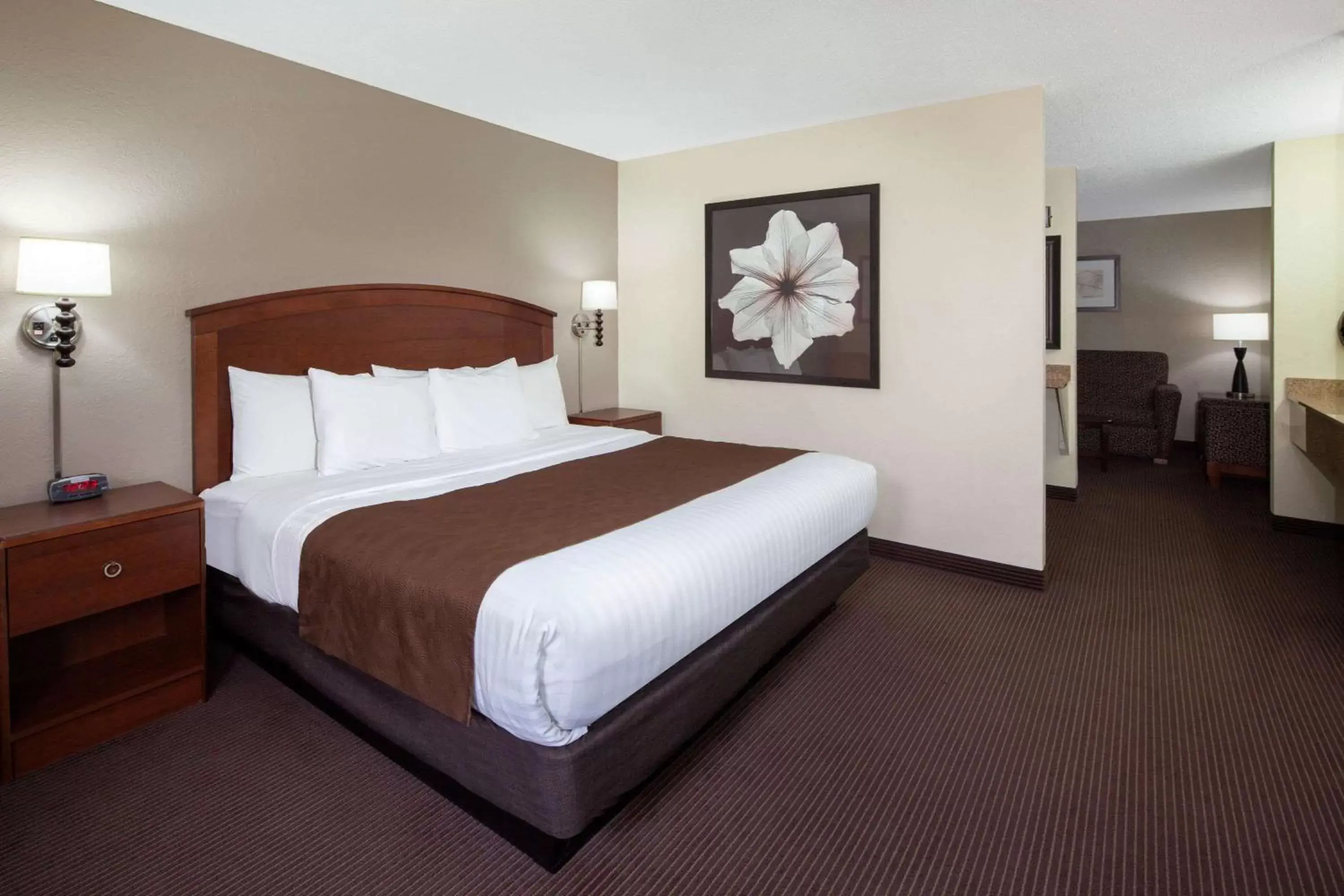 Photo of the whole room, Bed in AmericInn by Wyndham Ironwood