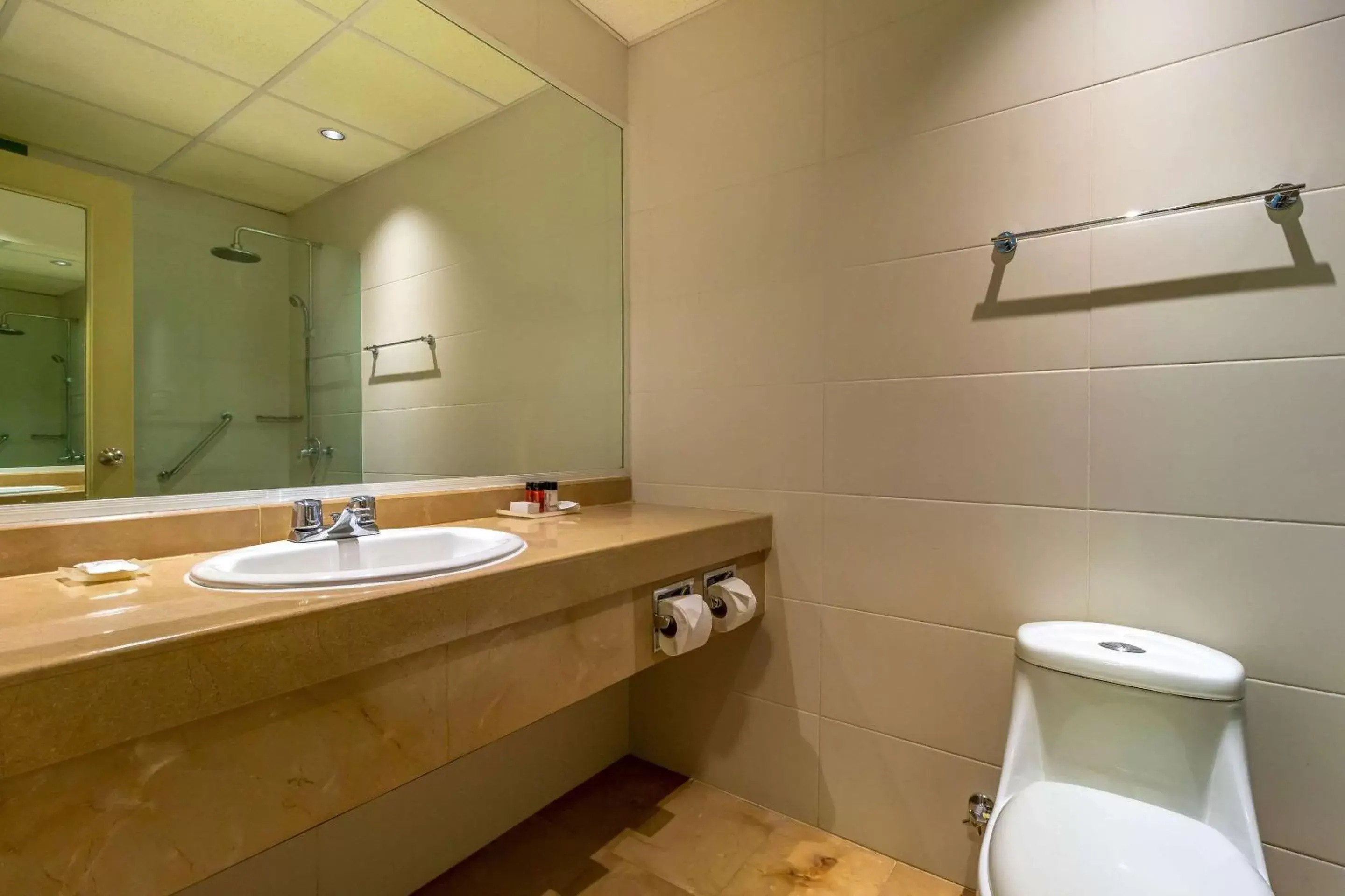 Bathroom in Grand Hotel Guayaquil, Ascend Hotel Collection