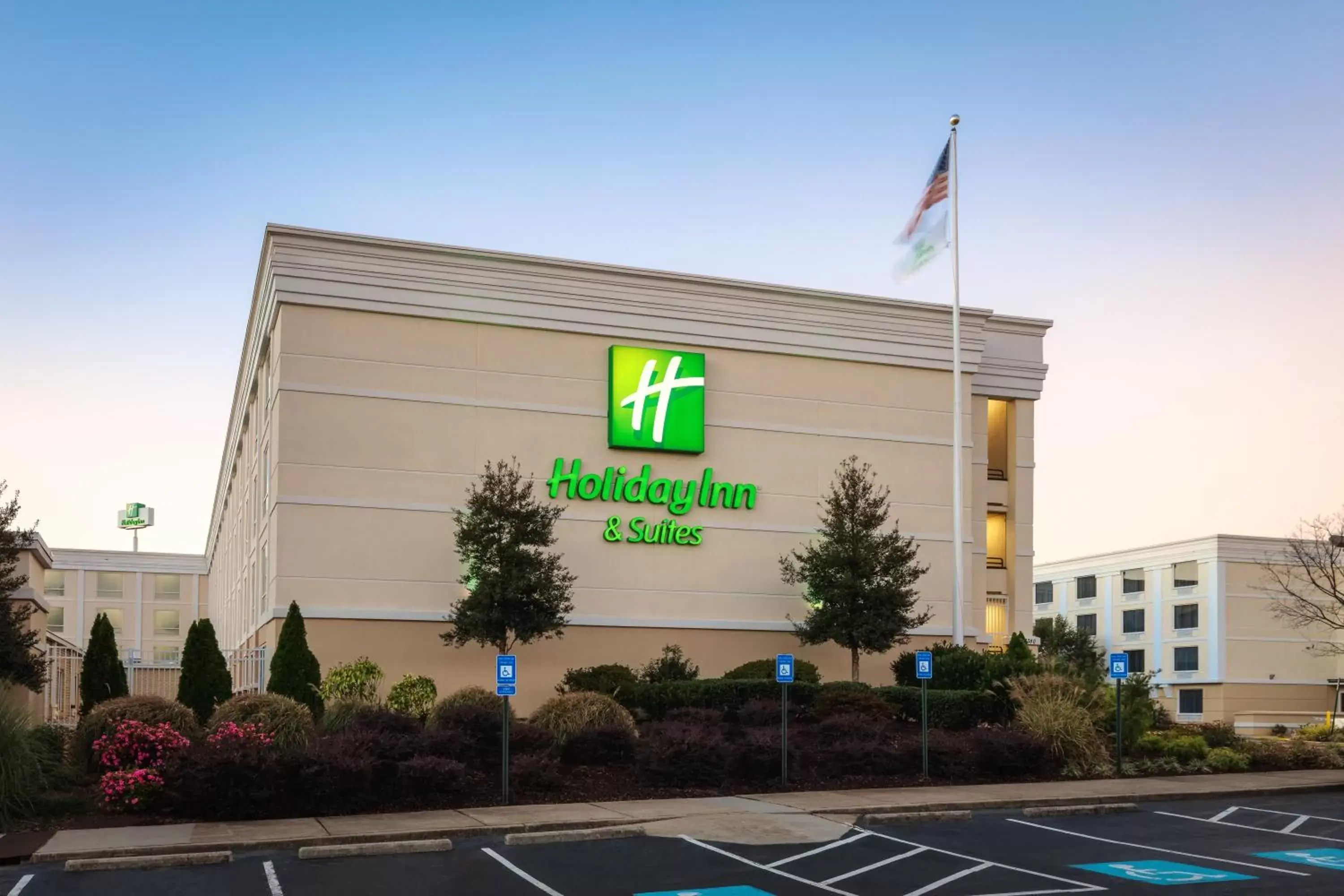 Property Building in Holiday Inn & Suites Atlanta Airport North, an IHG Hotel