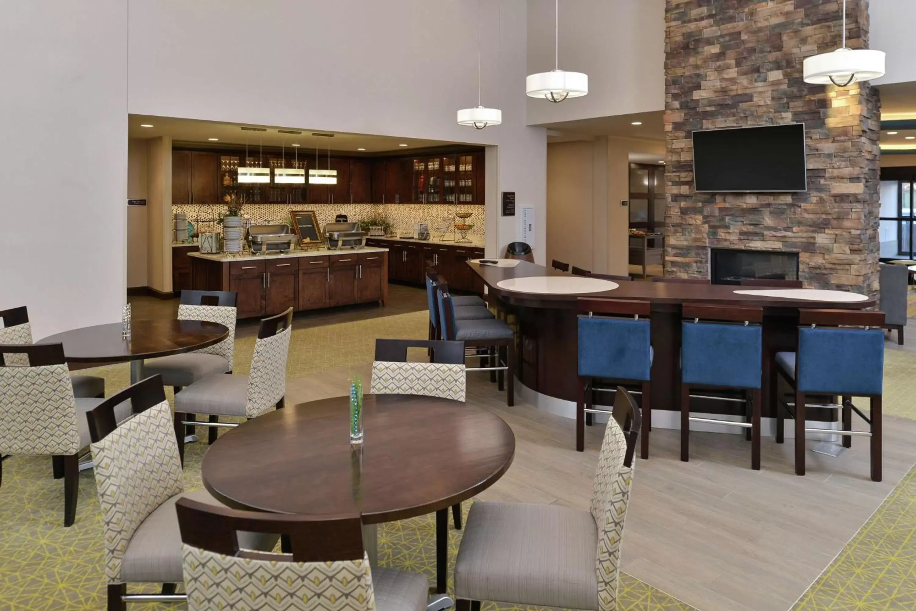Dining area, Lounge/Bar in Homewood Suites by Hilton Cincinnati/Mason