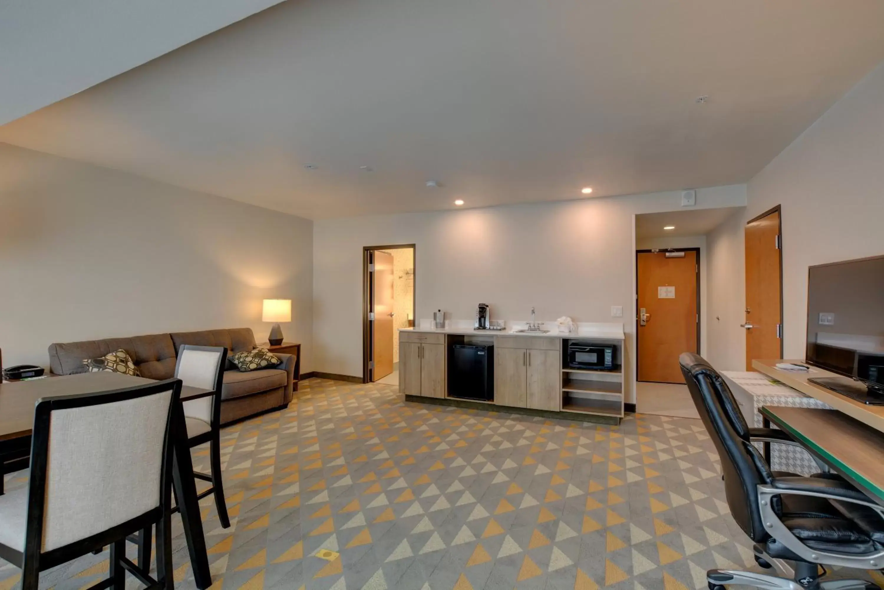 Photo of the whole room, Kitchen/Kitchenette in Holiday Inn - Salem, an IHG Hotel