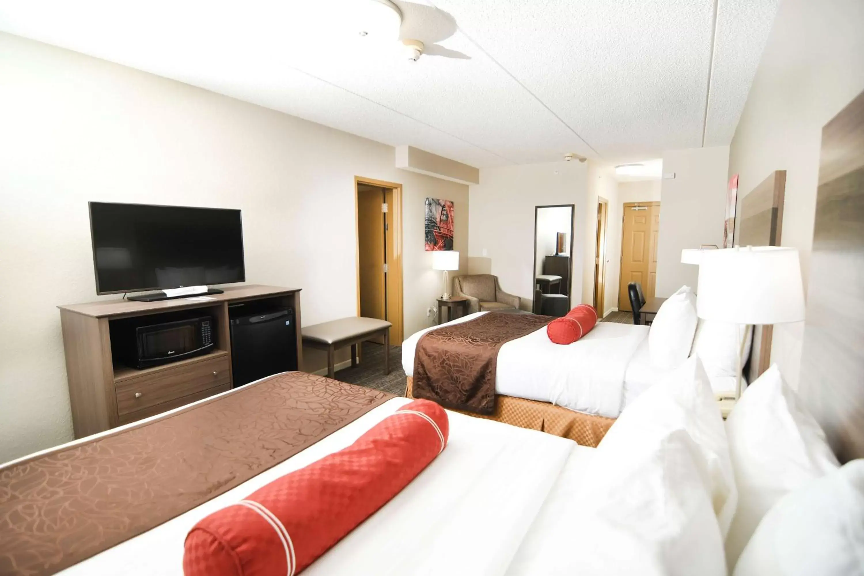 Photo of the whole room, TV/Entertainment Center in Best Western Plus Sandusky Hotel & Suites