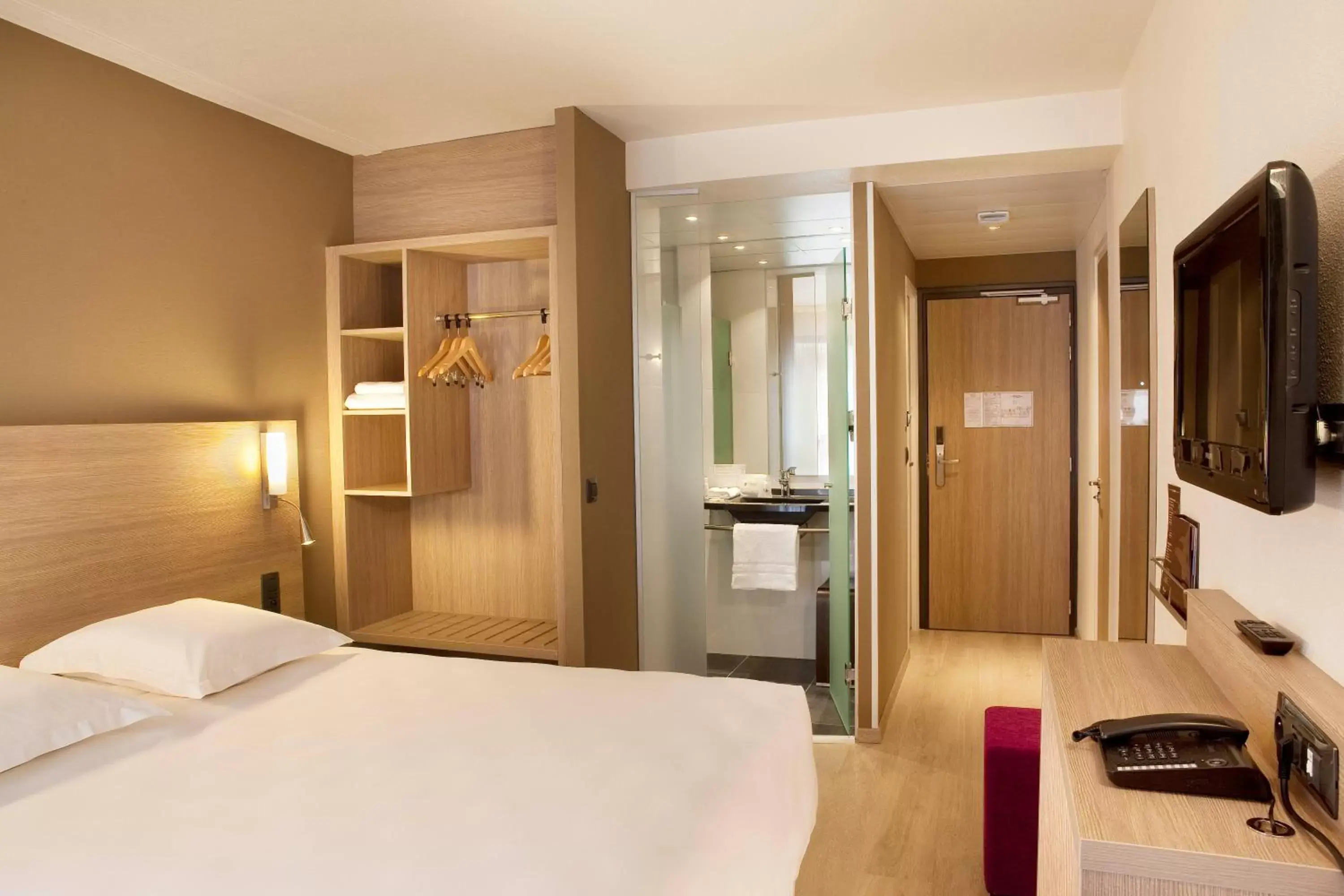 Photo of the whole room, Bed in Escale Oceania Quimper Centre