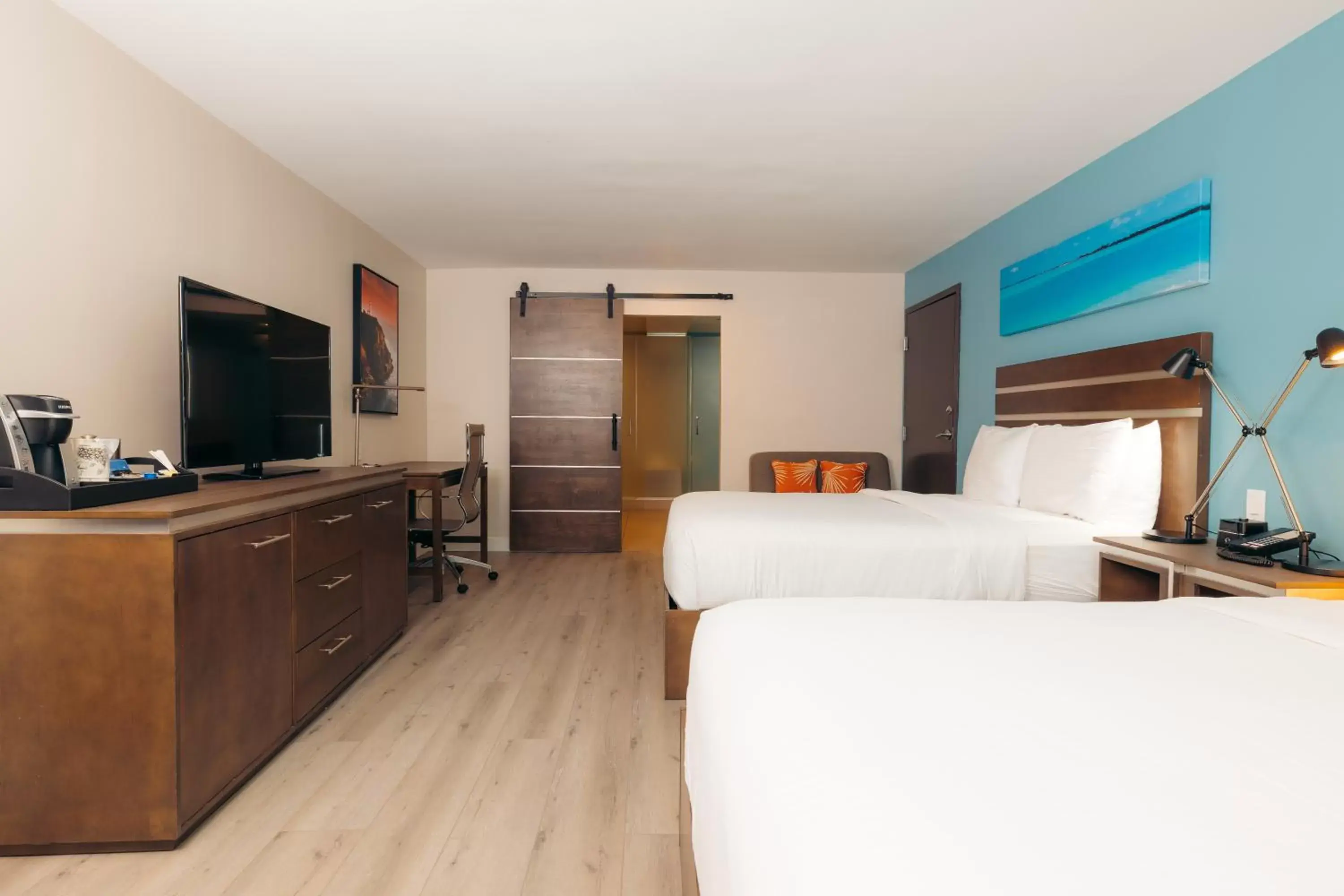 Bed, TV/Entertainment Center in The Cove Hotel