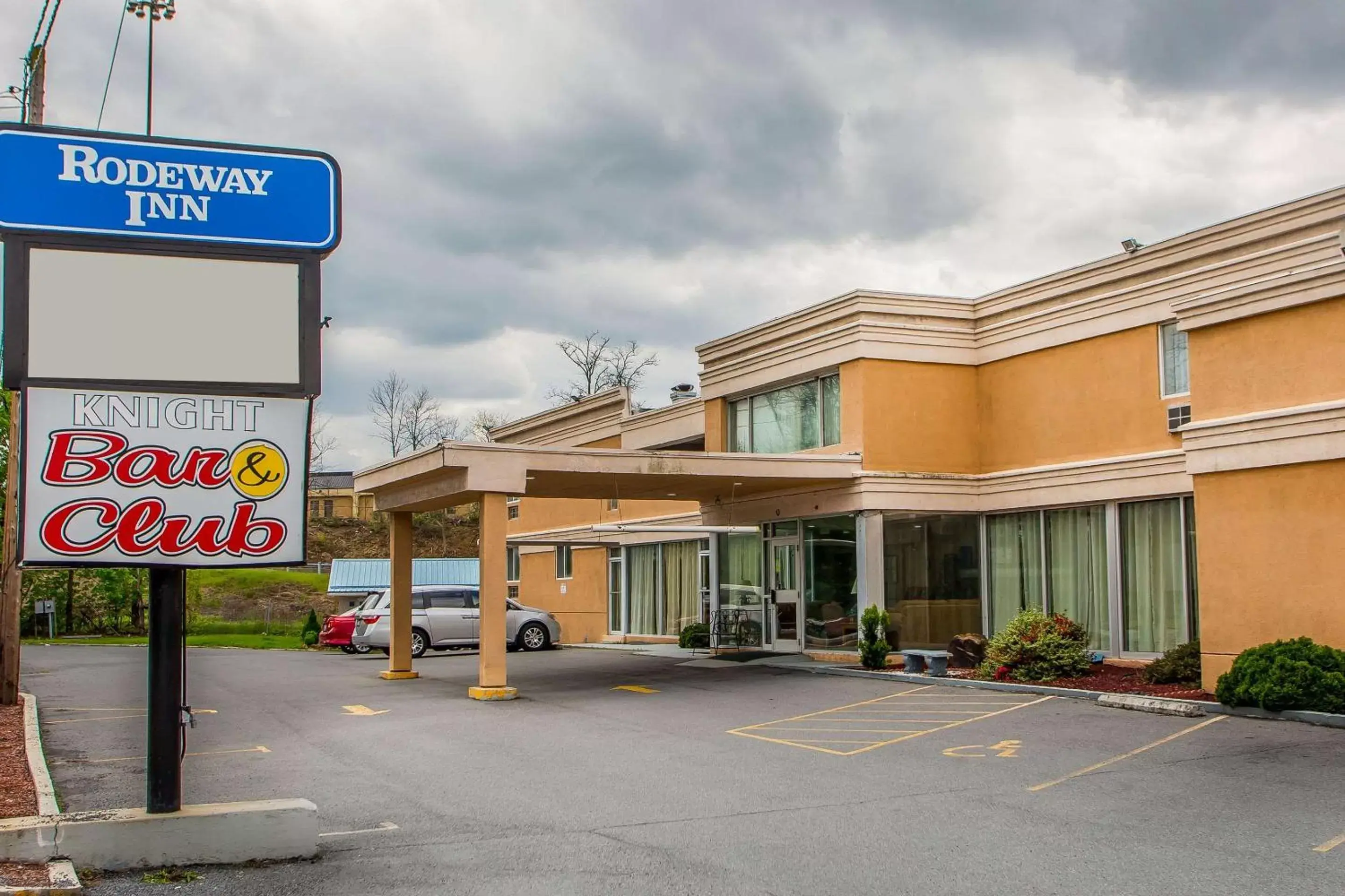 Property Building in Rodeway Inn Bedford