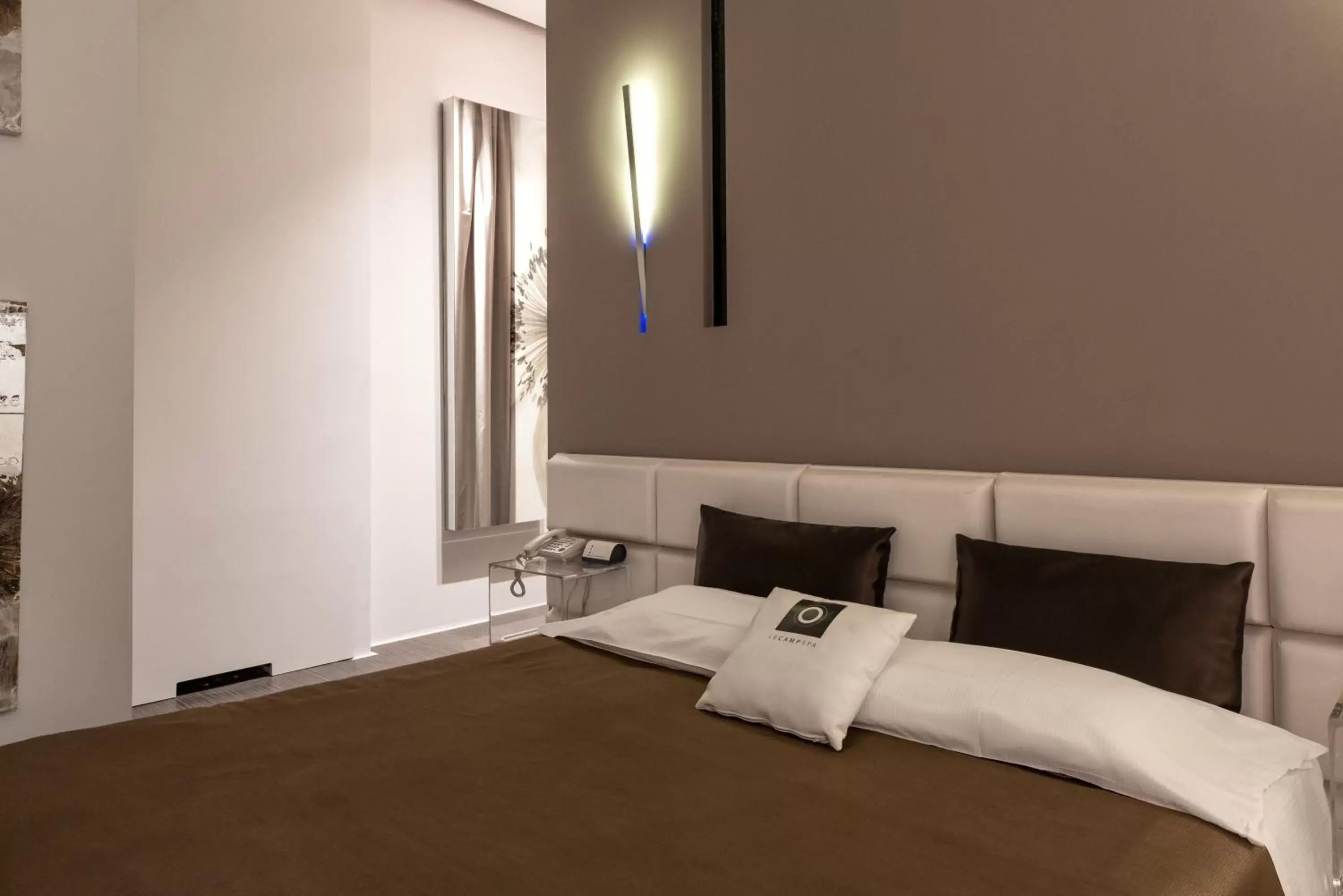 Photo of the whole room, Bed in Le Camp Suite & Spa Photo of the whole room, Bed in Le Camp Suite & Spa