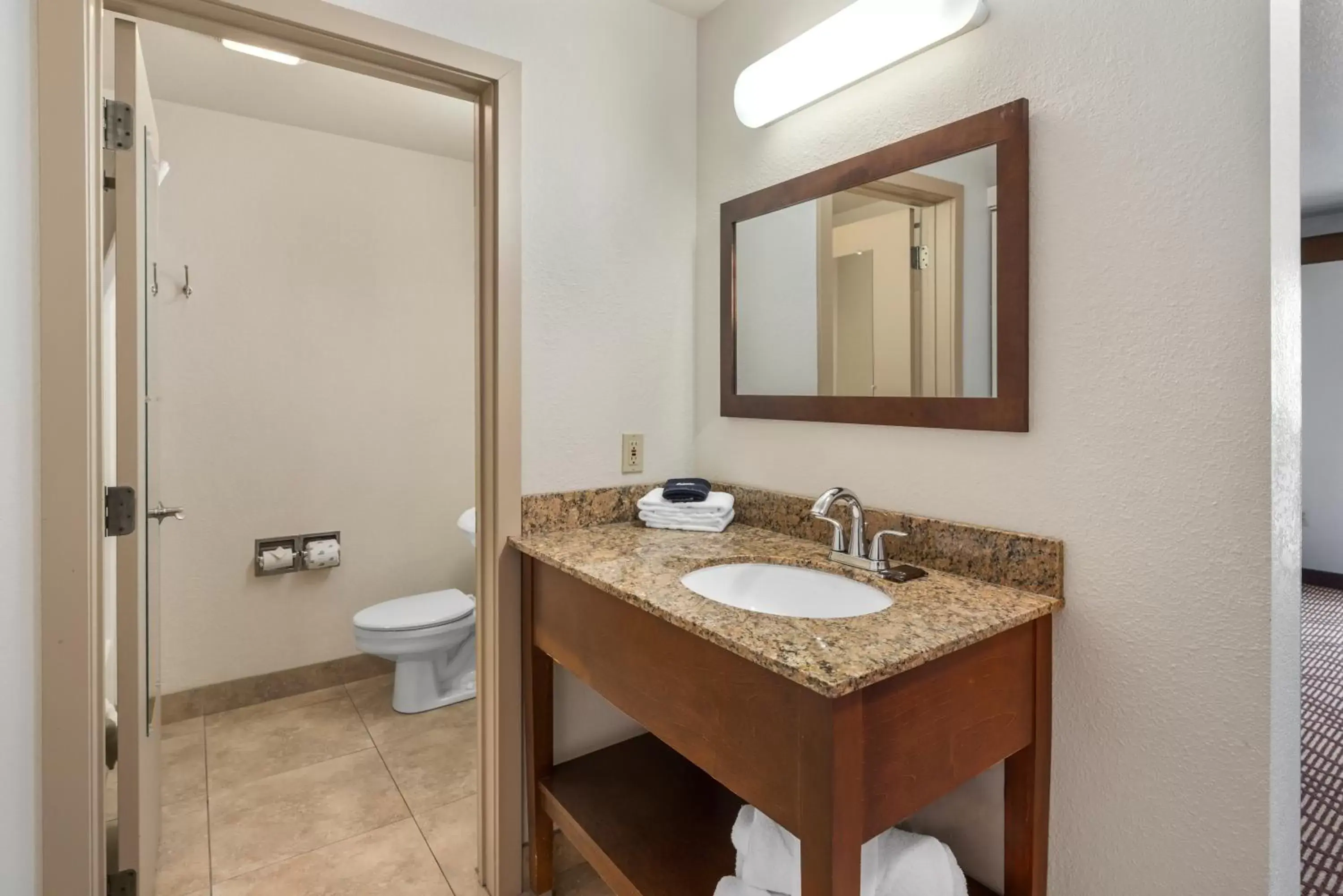 Bathroom in Cedar Street Hotel & Suites