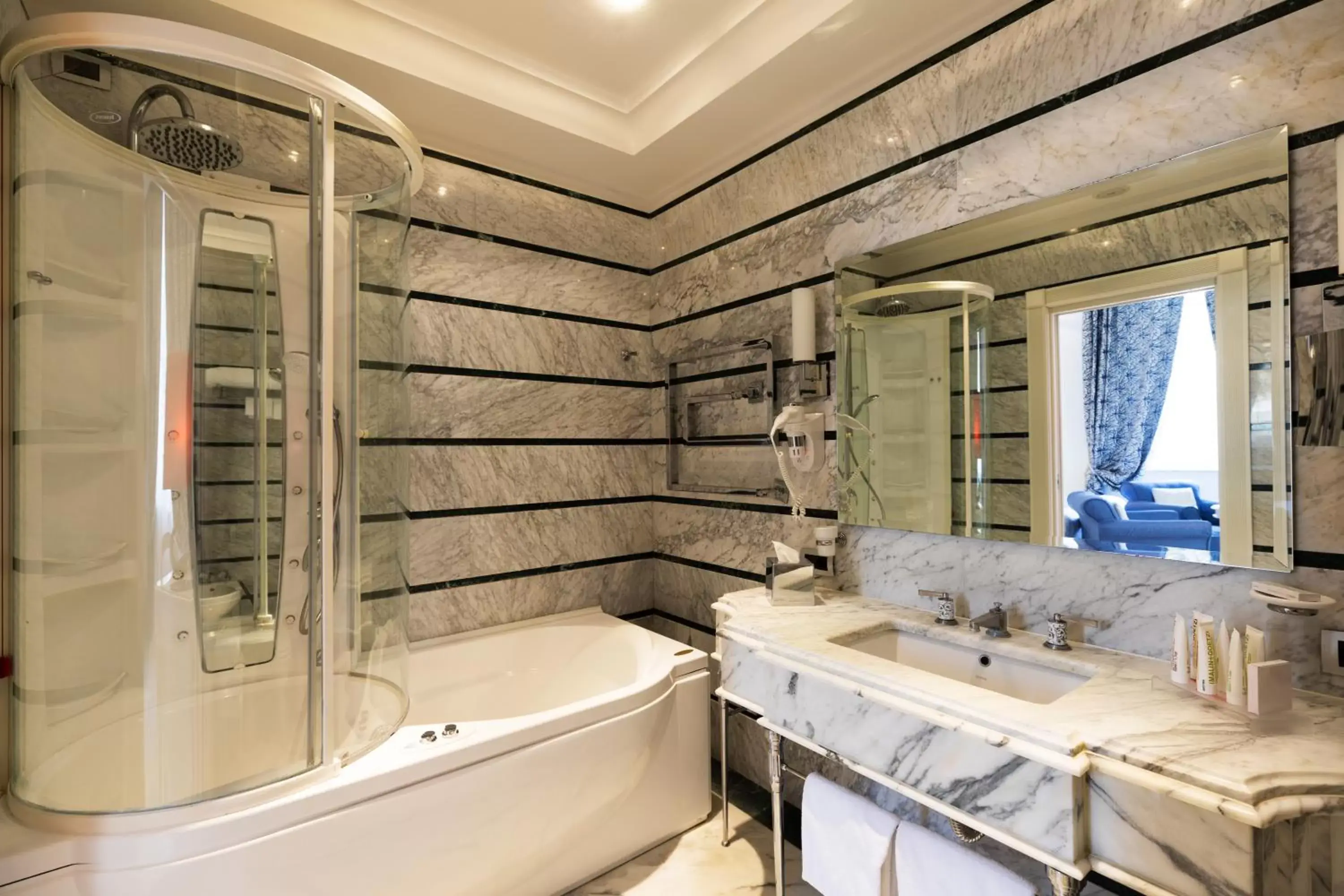Hot Tub, Bathroom in La Ciliegina Lifestyle Hotel