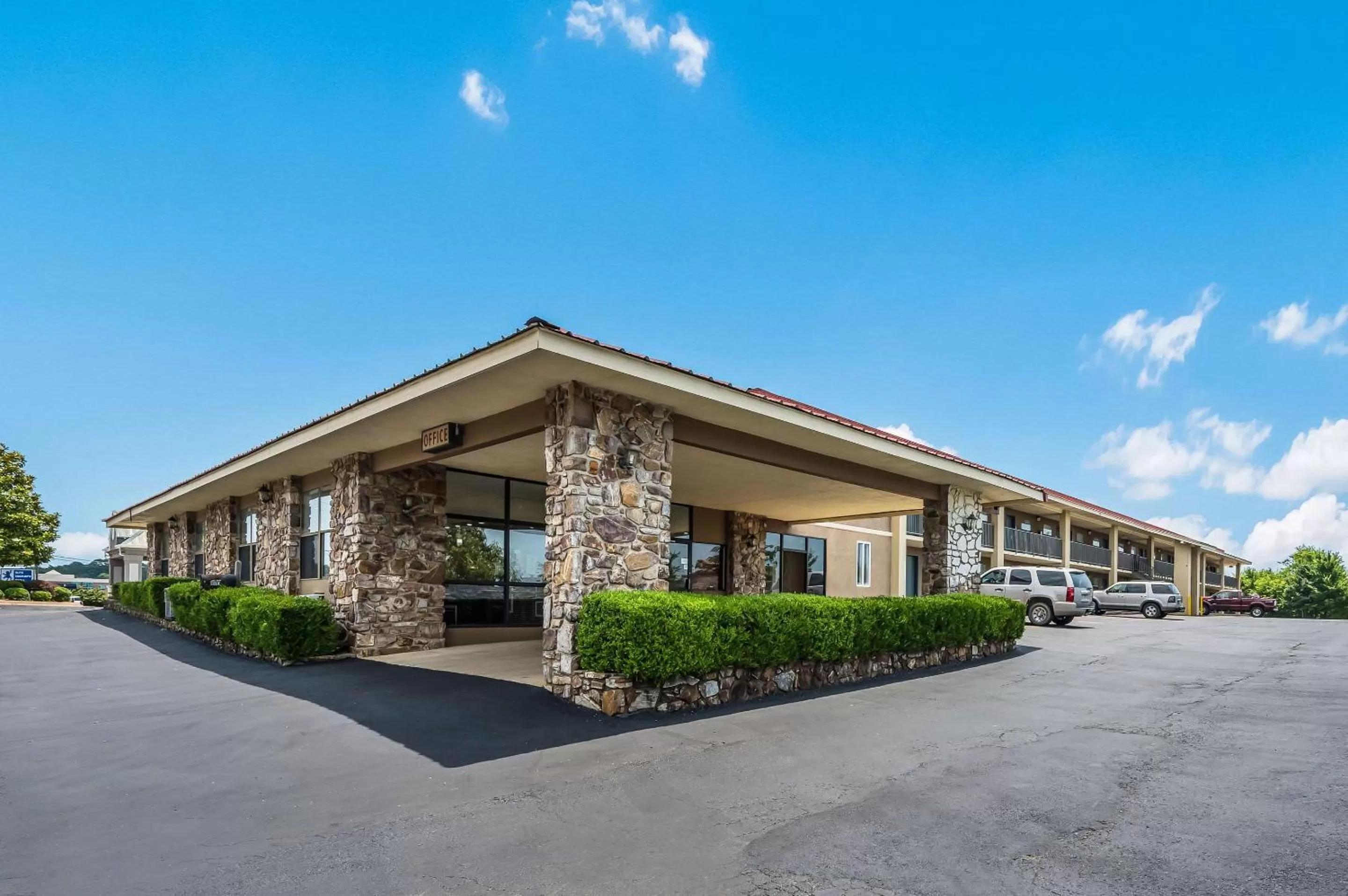 Property building in Quality Inn & Suites Hot Springs-Lake Hamilton