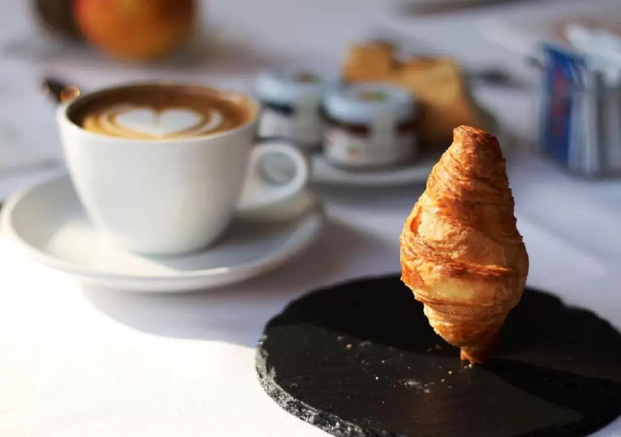 Coffee/tea facilities in Poli Hotel