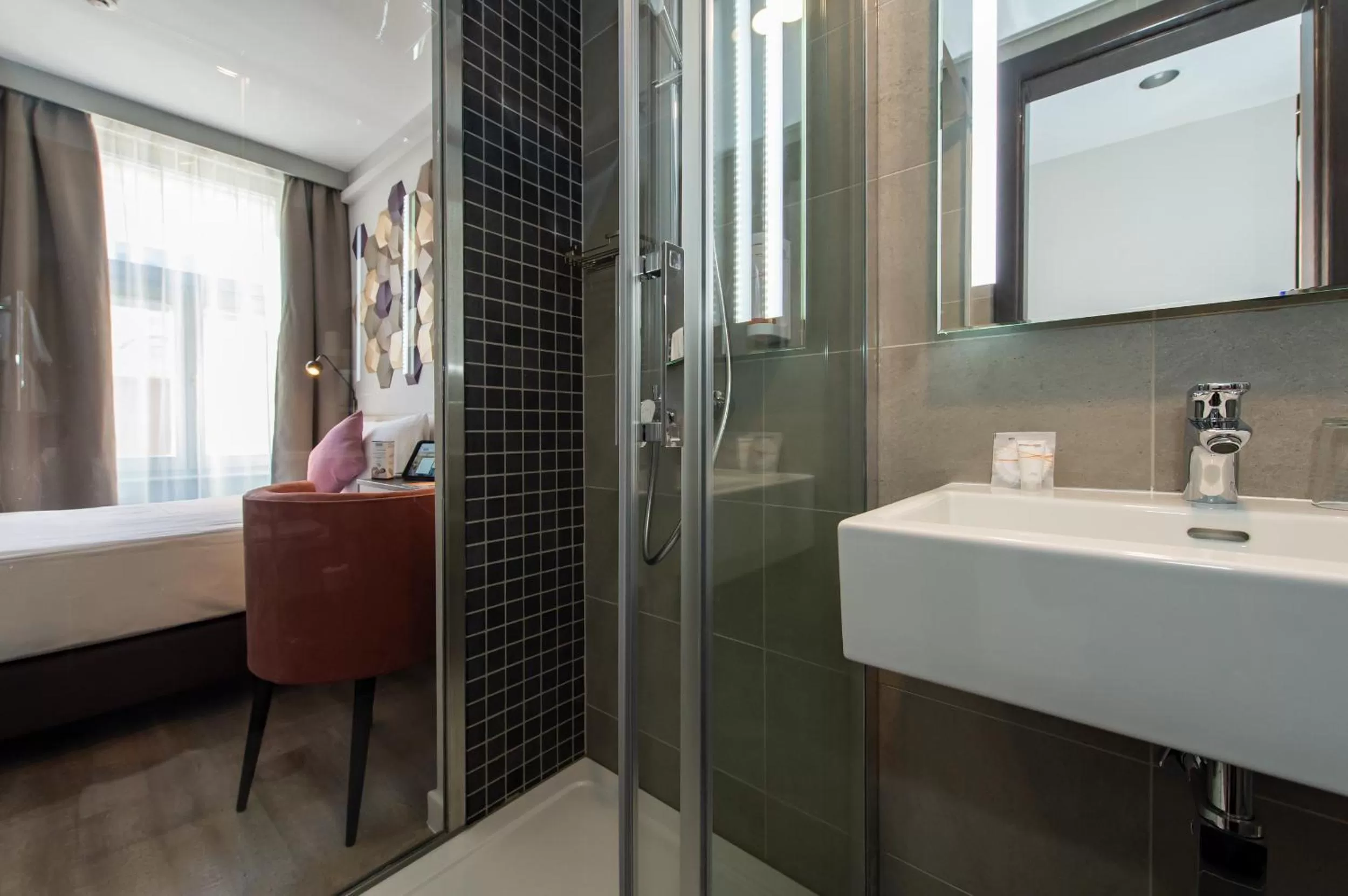 Shower in Three Corners Hotel Art