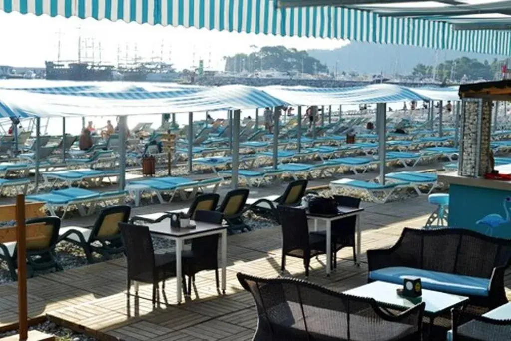 Restaurant/Places to Eat in L'ancora Beach Hotel