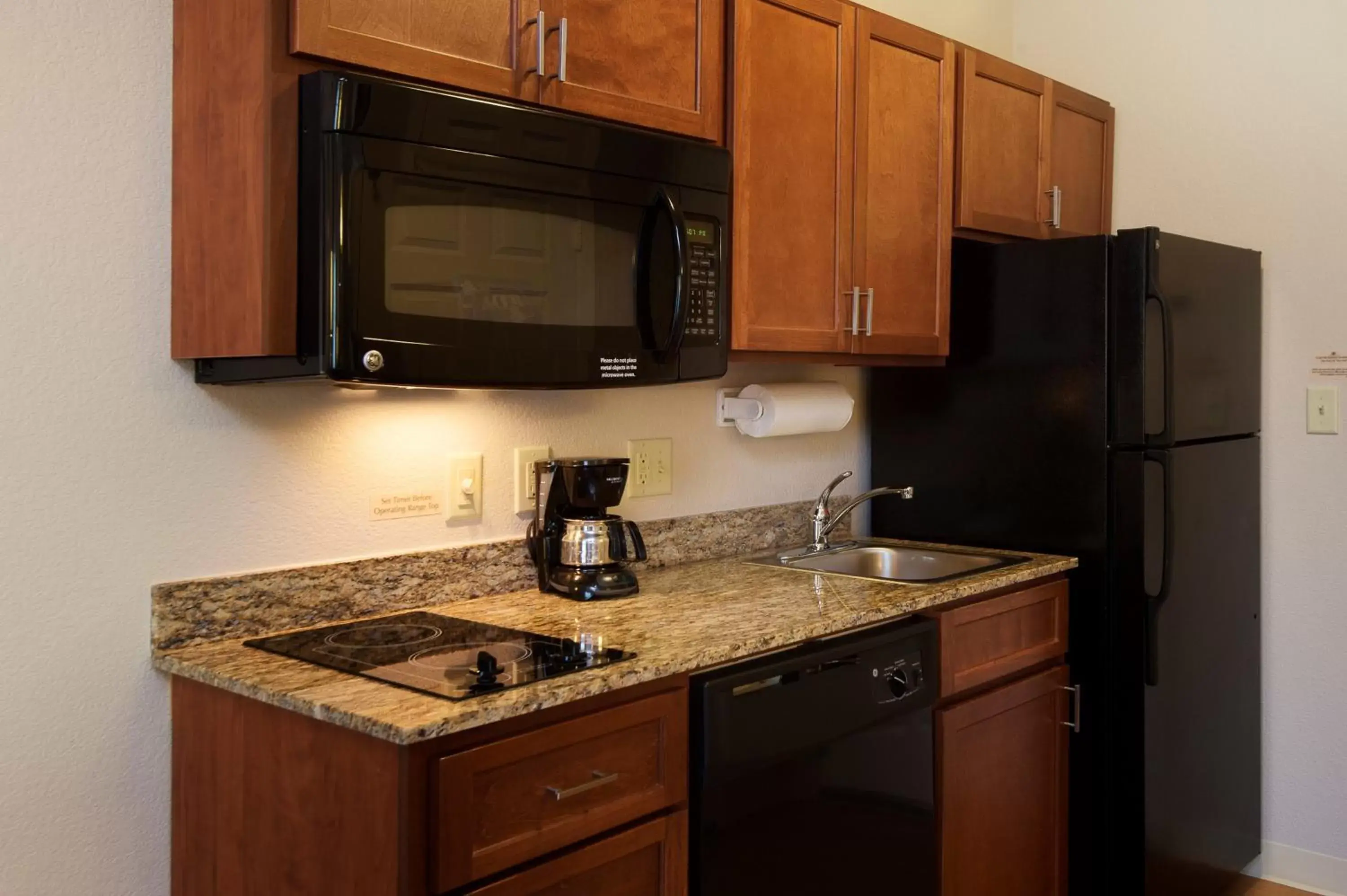 Photo of the whole room, Kitchen/Kitchenette in Candlewood Suites Fort Worth West, an IHG Hotel