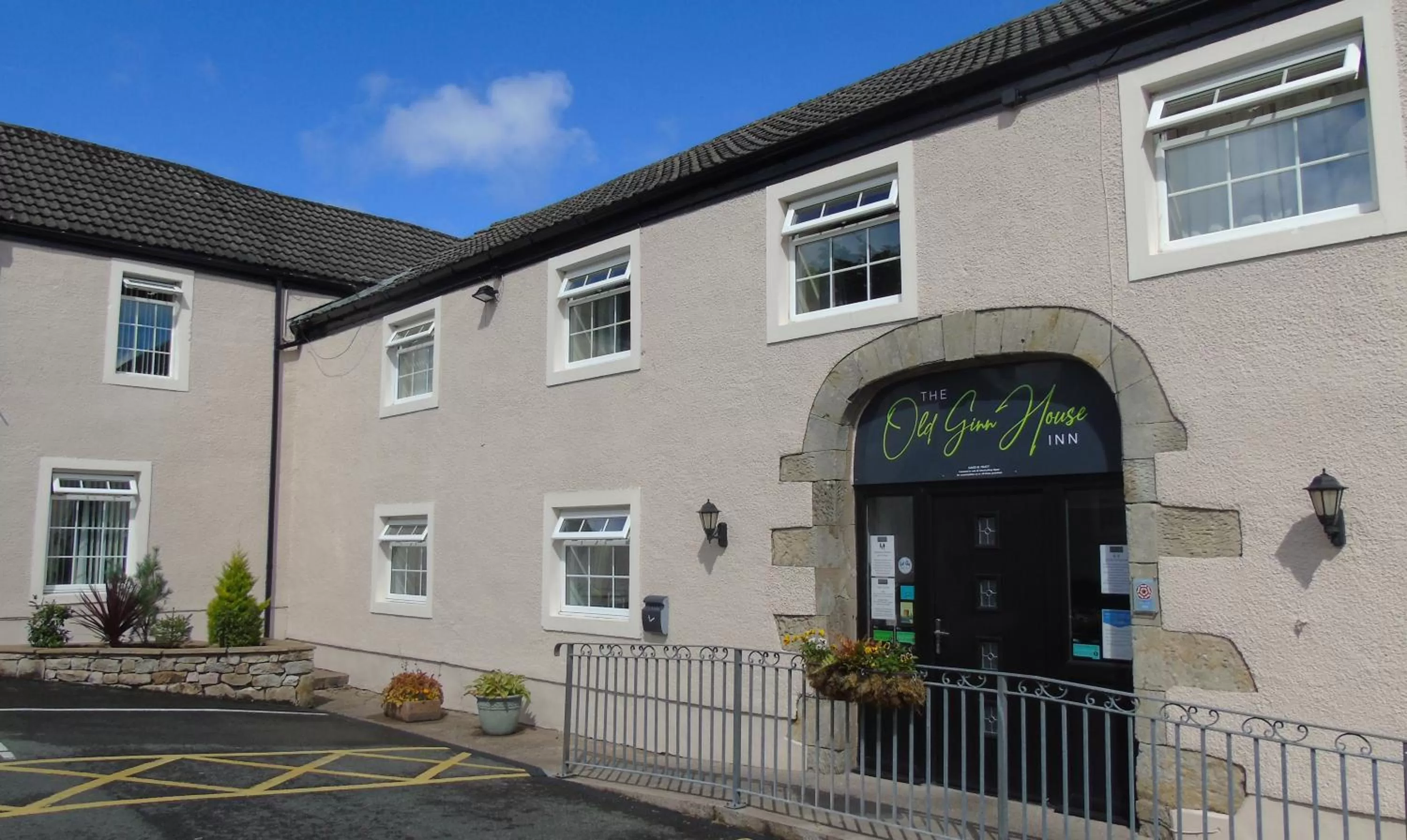 Facade/entrance in The Old Ginn House Inn