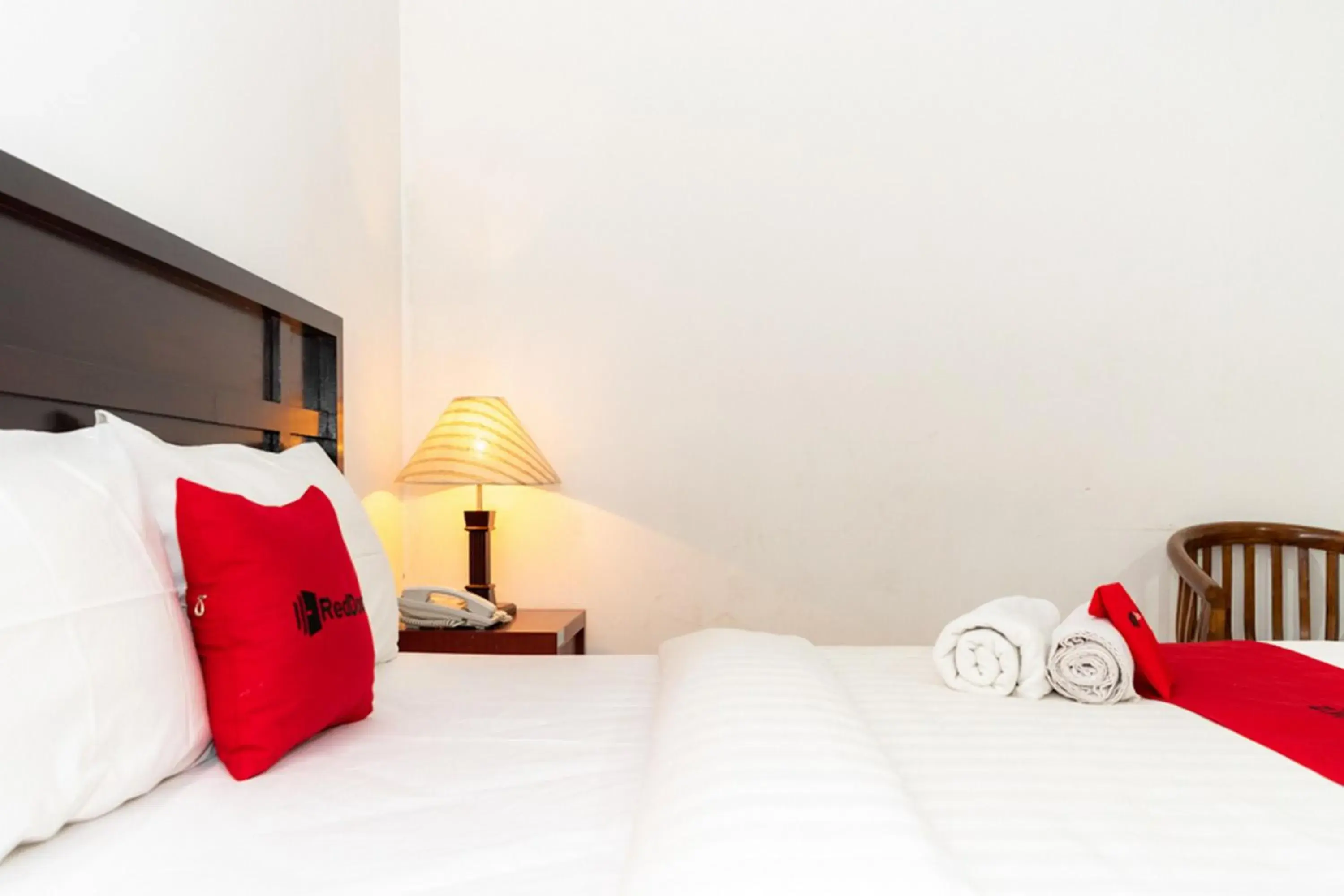 Bed in RedDoorz Plus Syariah near Java Supermall Semarang 2