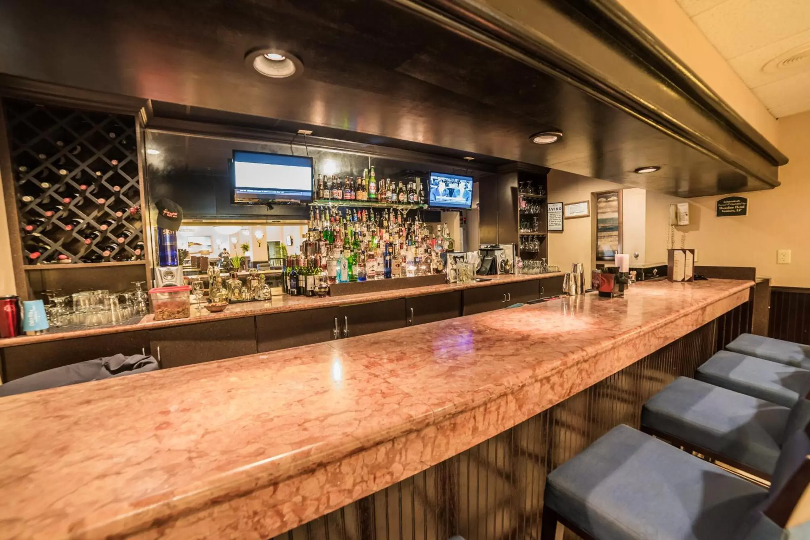 Lounge or bar, Lounge/Bar in Emerald Beach Hotel Corpus Christi