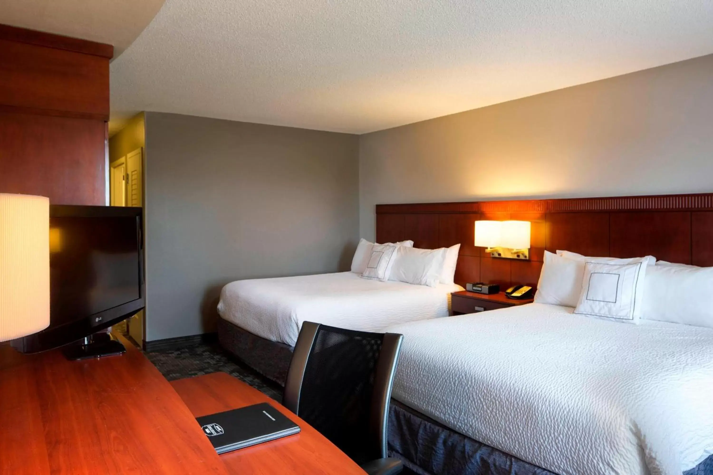 Photo of the whole room, Bed in Courtyard by Marriott Jackson