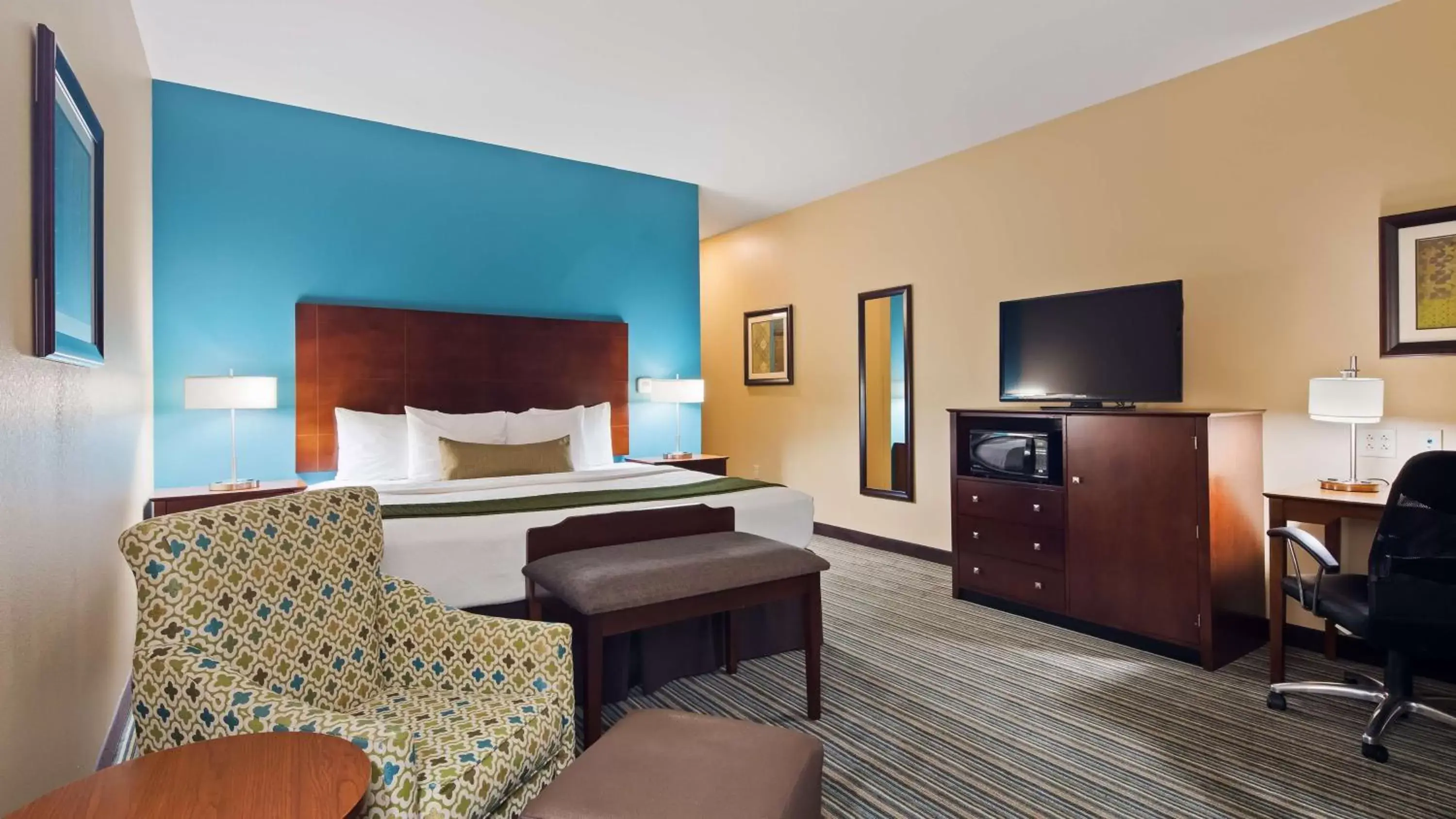 Photo of the whole room, Bed in Best Western Plus Patterson Park Inn