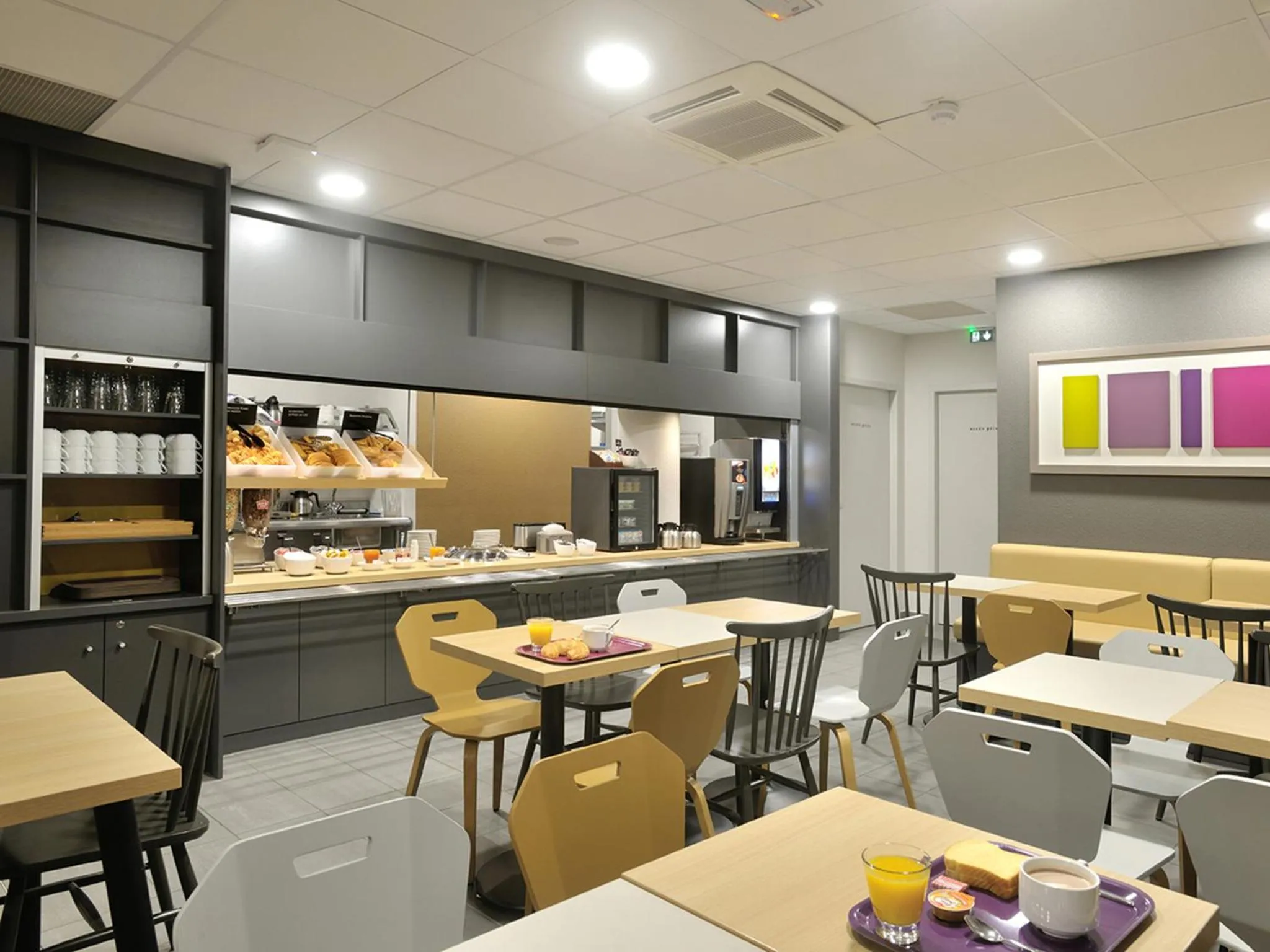 Restaurant/places to eat in B&B HOTEL Lyon Caluire Cité Internationale