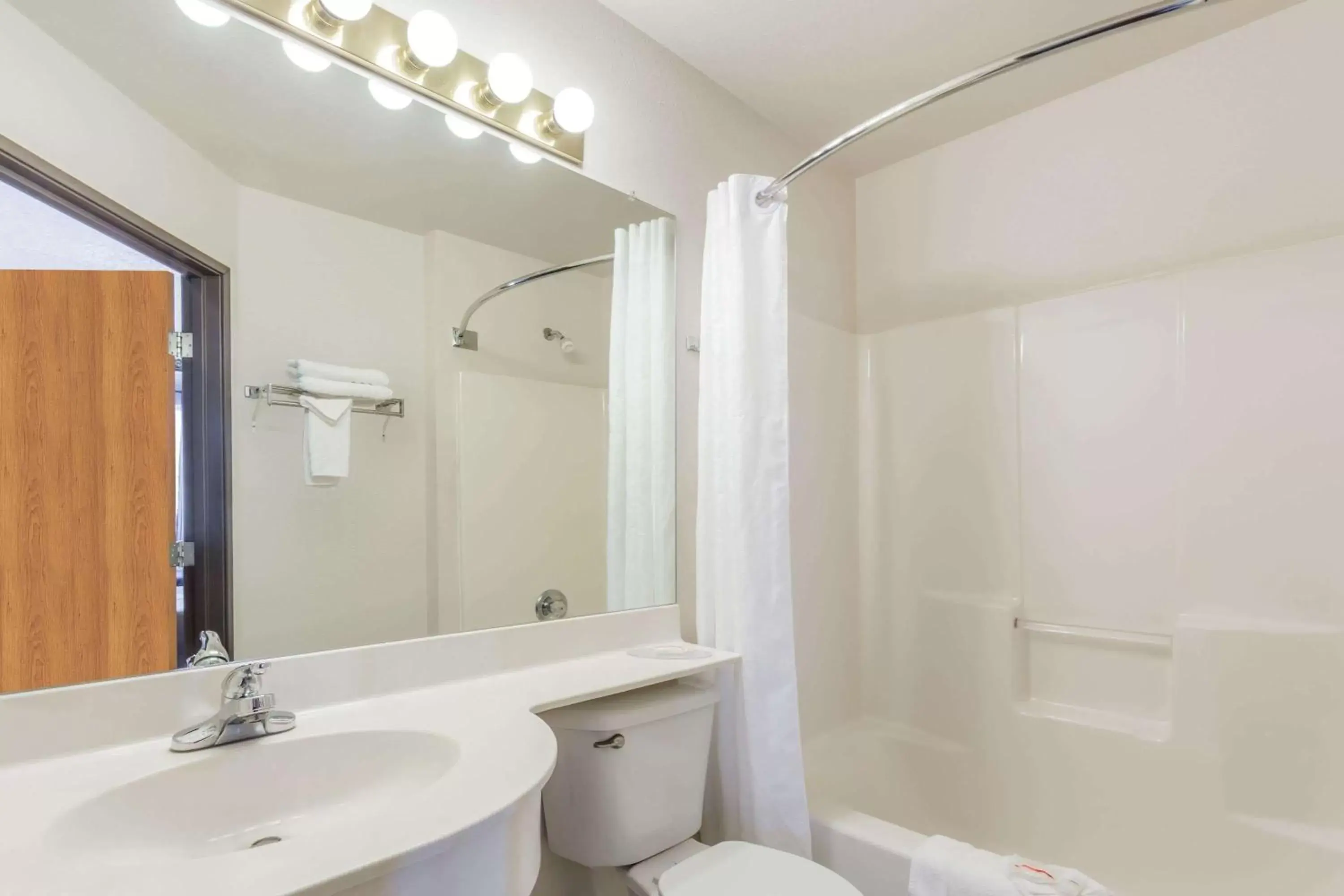 Bathroom in Boarders Inn & Suites by Cobblestone Hotels - Brush