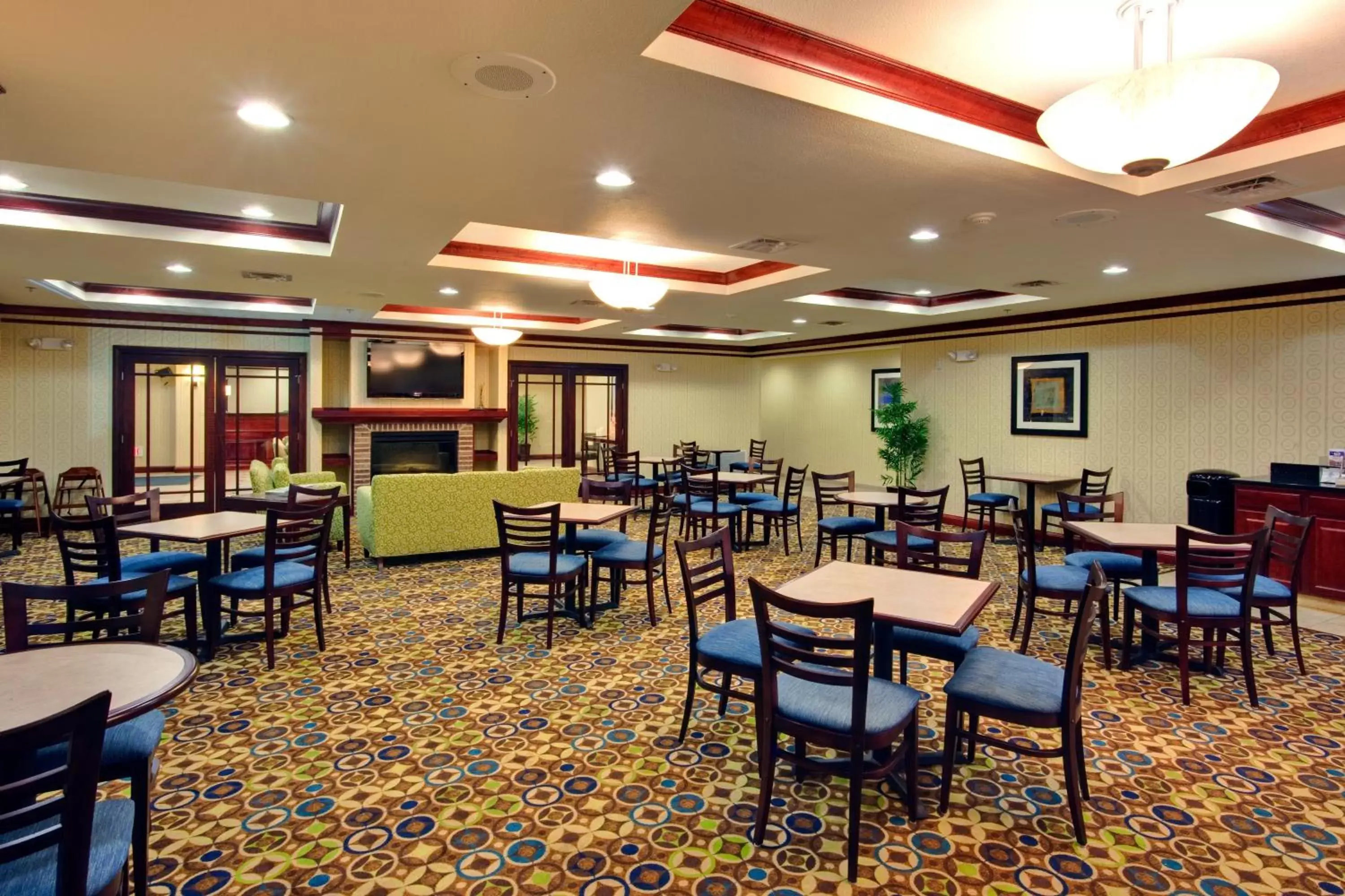 Breakfast, Restaurant/Places to Eat in Holiday Inn Express & Suites Dewitt Syracuse, an IHG Hotel