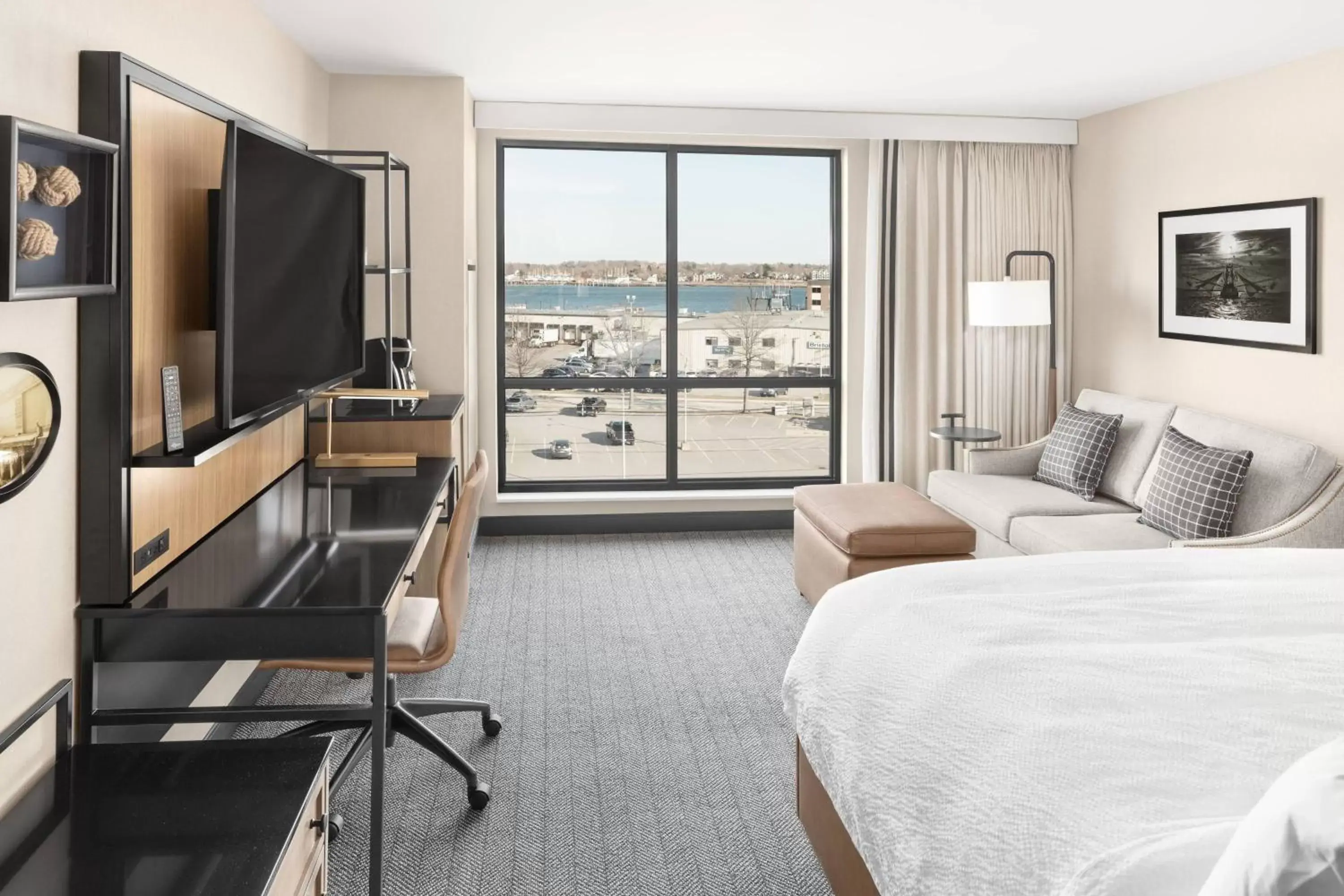 Photo of the whole room, Seating Area in Courtyard by Marriott Portland Downtown/Waterfront