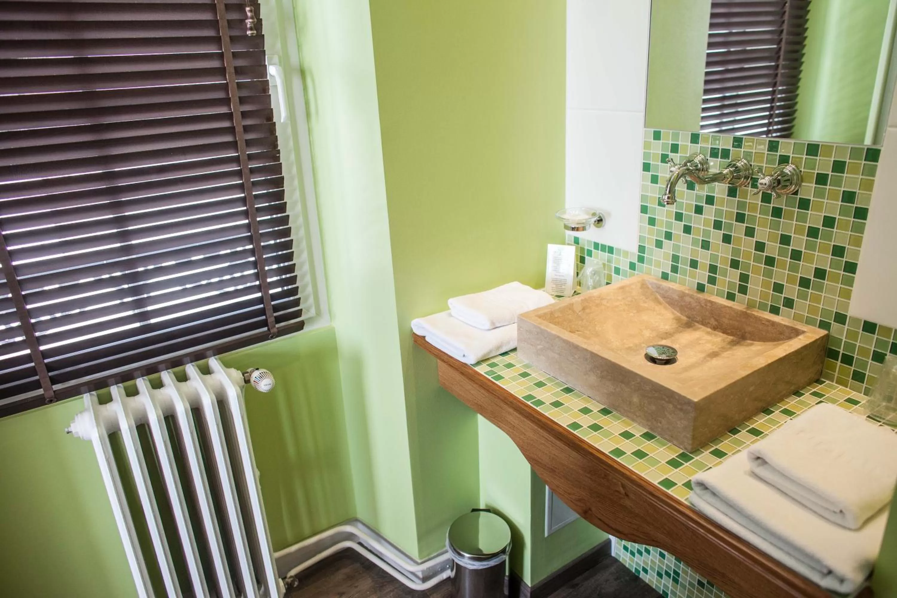 Bathroom in Hôtel Henri IV