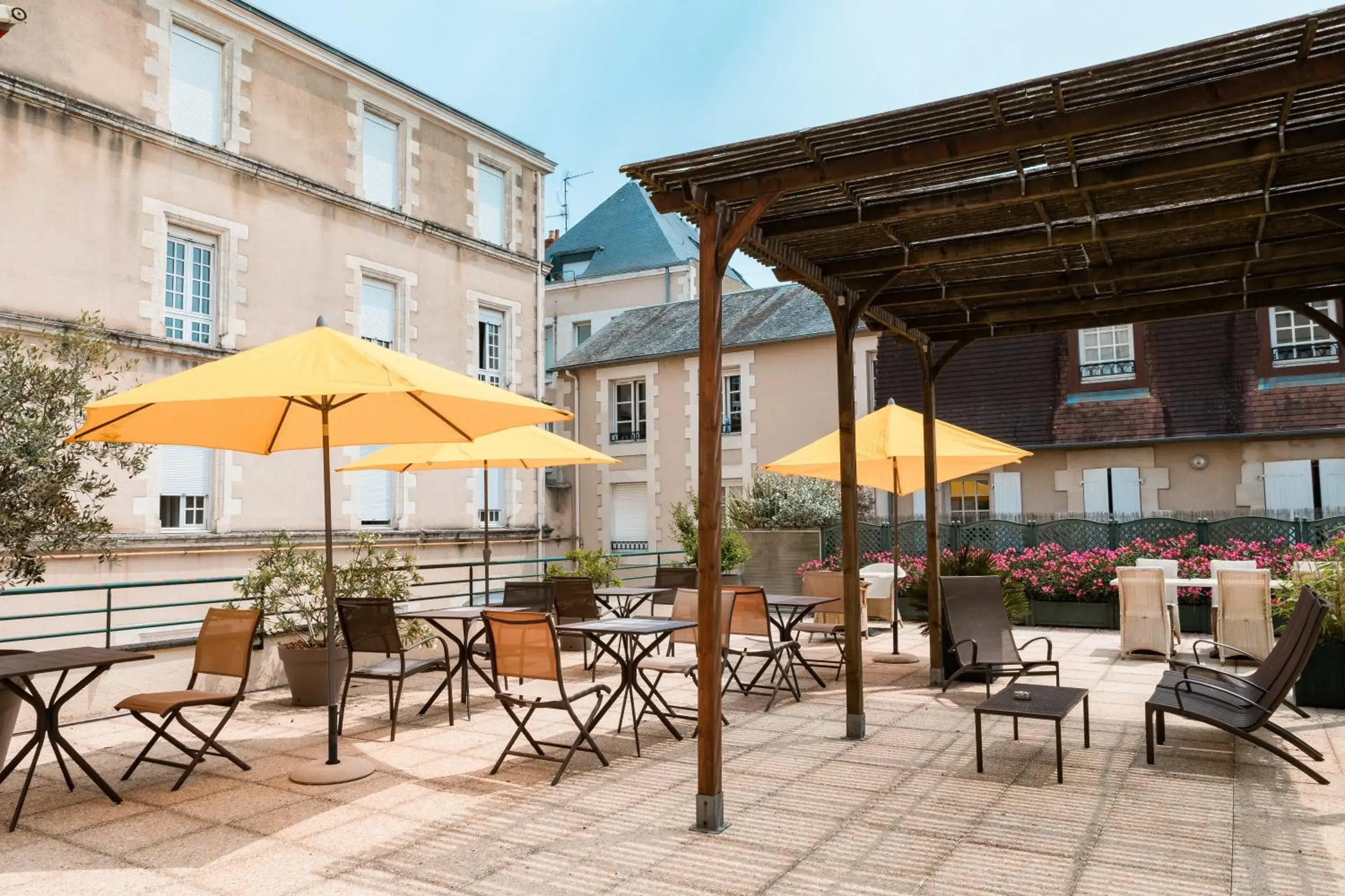 Balcony/Terrace, Restaurant/Places to Eat in Best Western Poitiers Centre Le Grand Hotel