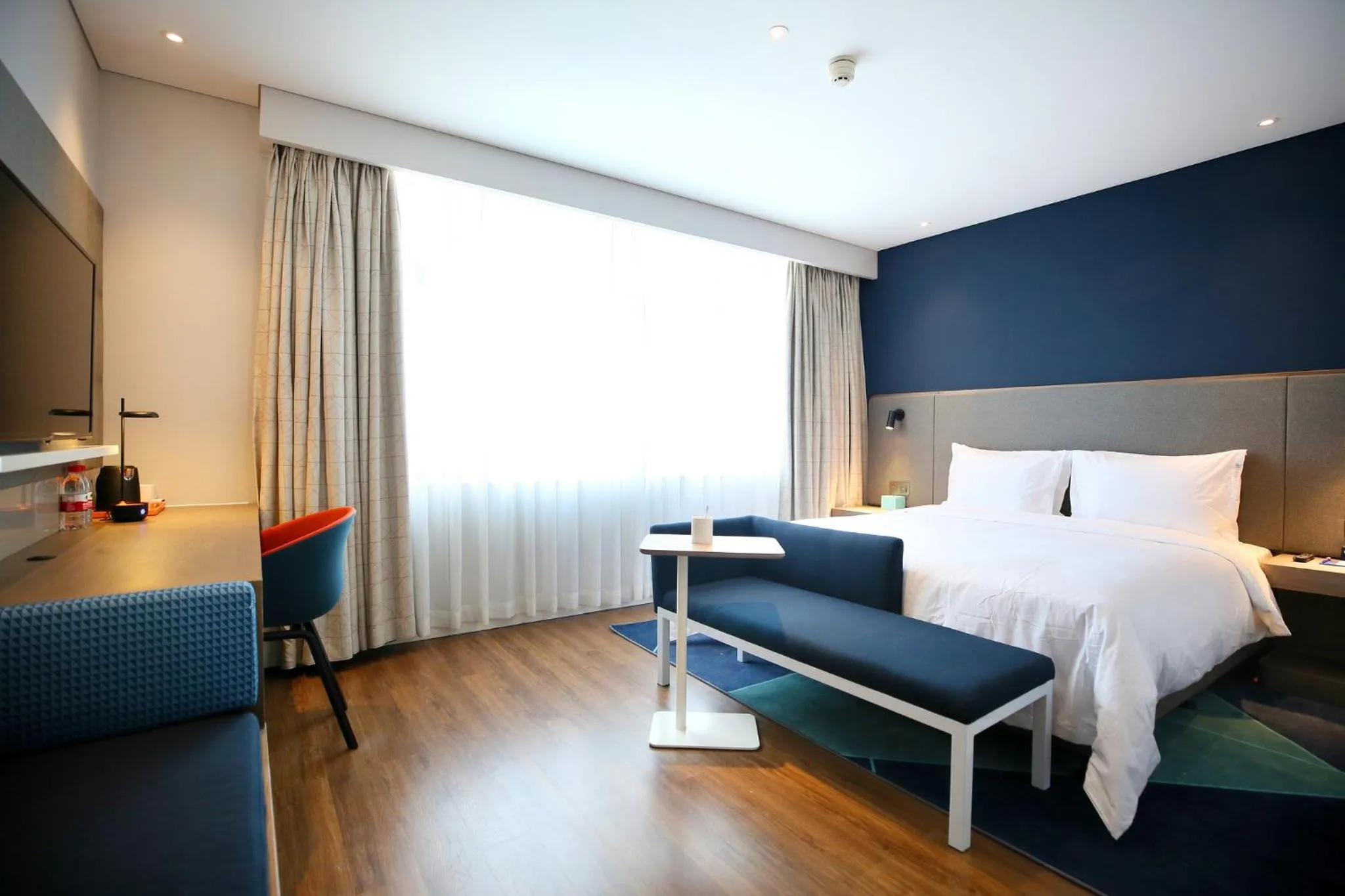 Photo of the whole room, Bed in Holiday Inn Express Chengdu North Railway Station by IHG - Near Panda Base, Near Chunxi Road Free laundromat
