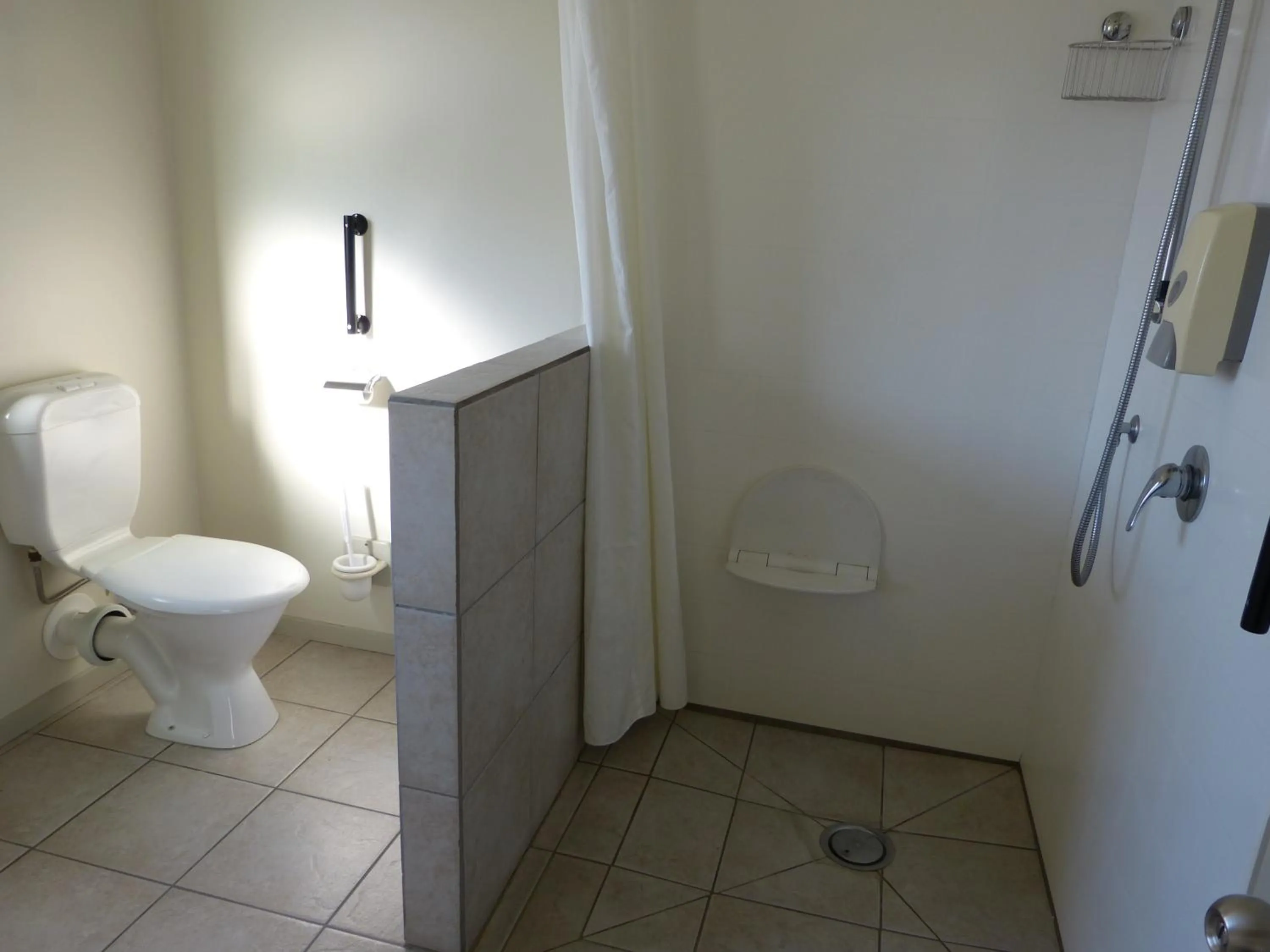 Bathroom in Blake Court Motel