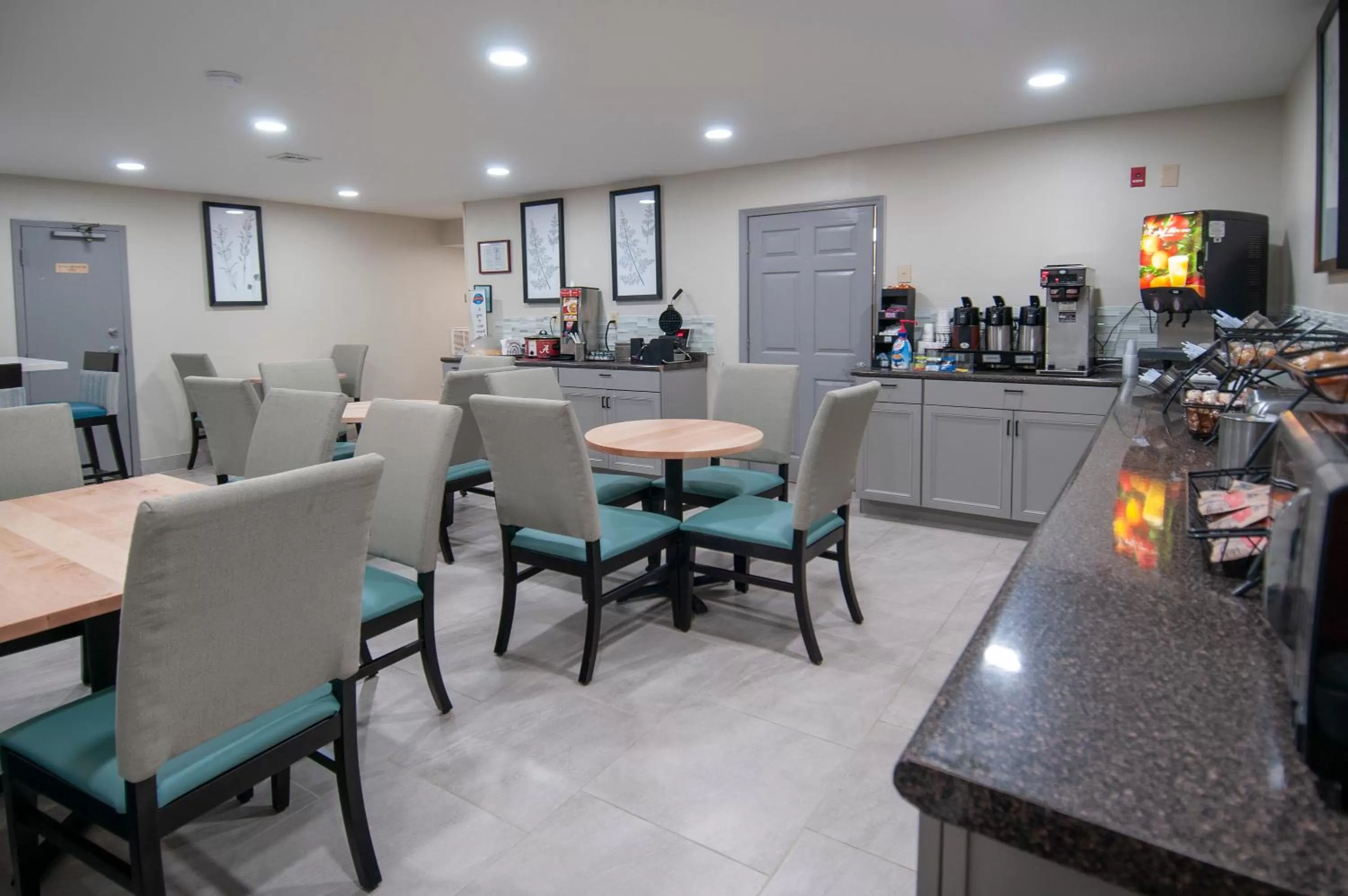 Coffee/tea facilities in Baymont by Wyndham Tuscaloosa