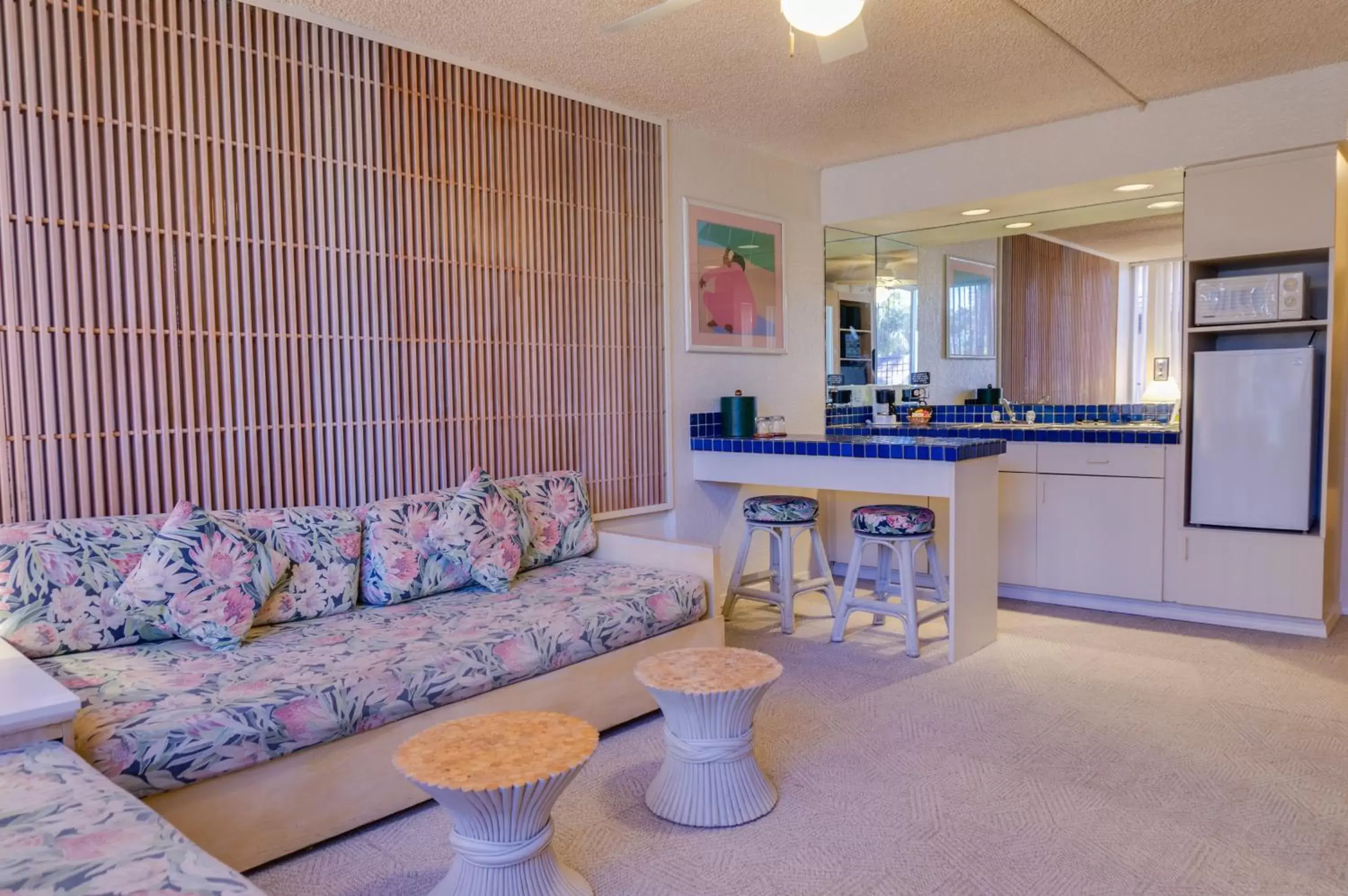 Living room in Kuhio Banyan Hotel (with Kitchenettes)