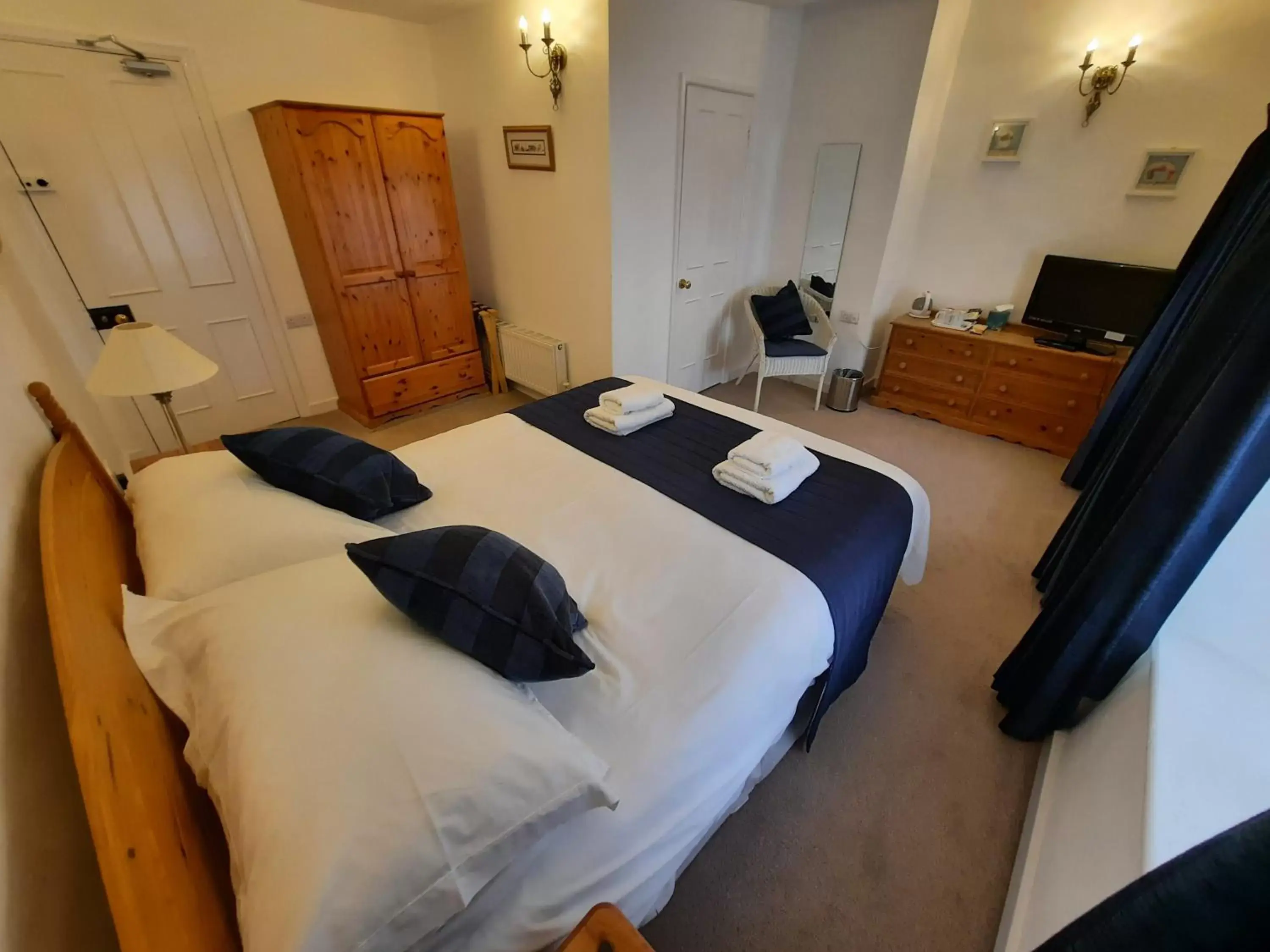 King Room En Suite 6 in The White Cottage King Room En Suite 6 in The White Cottage