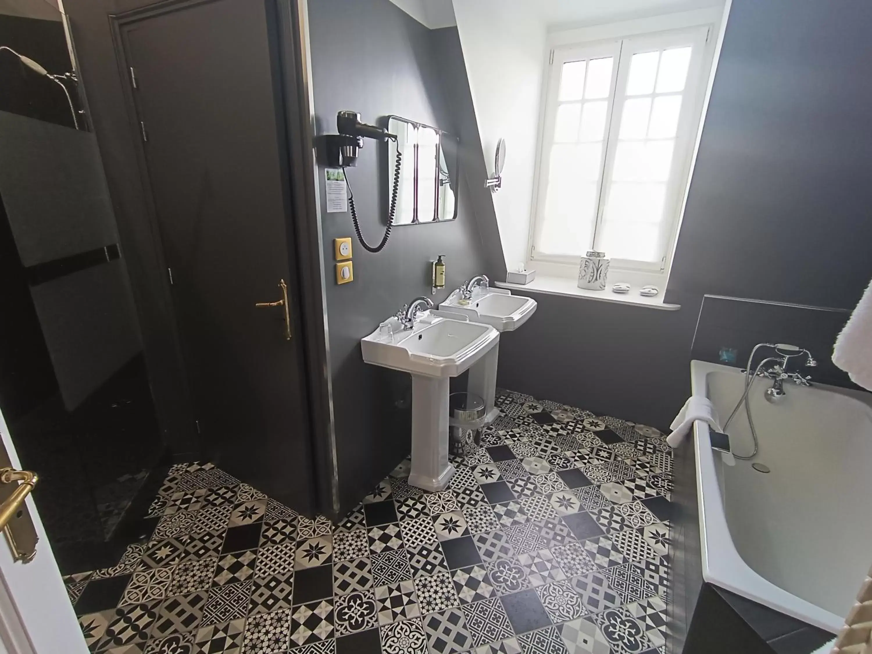 Bathroom in Chateau De Montreuil