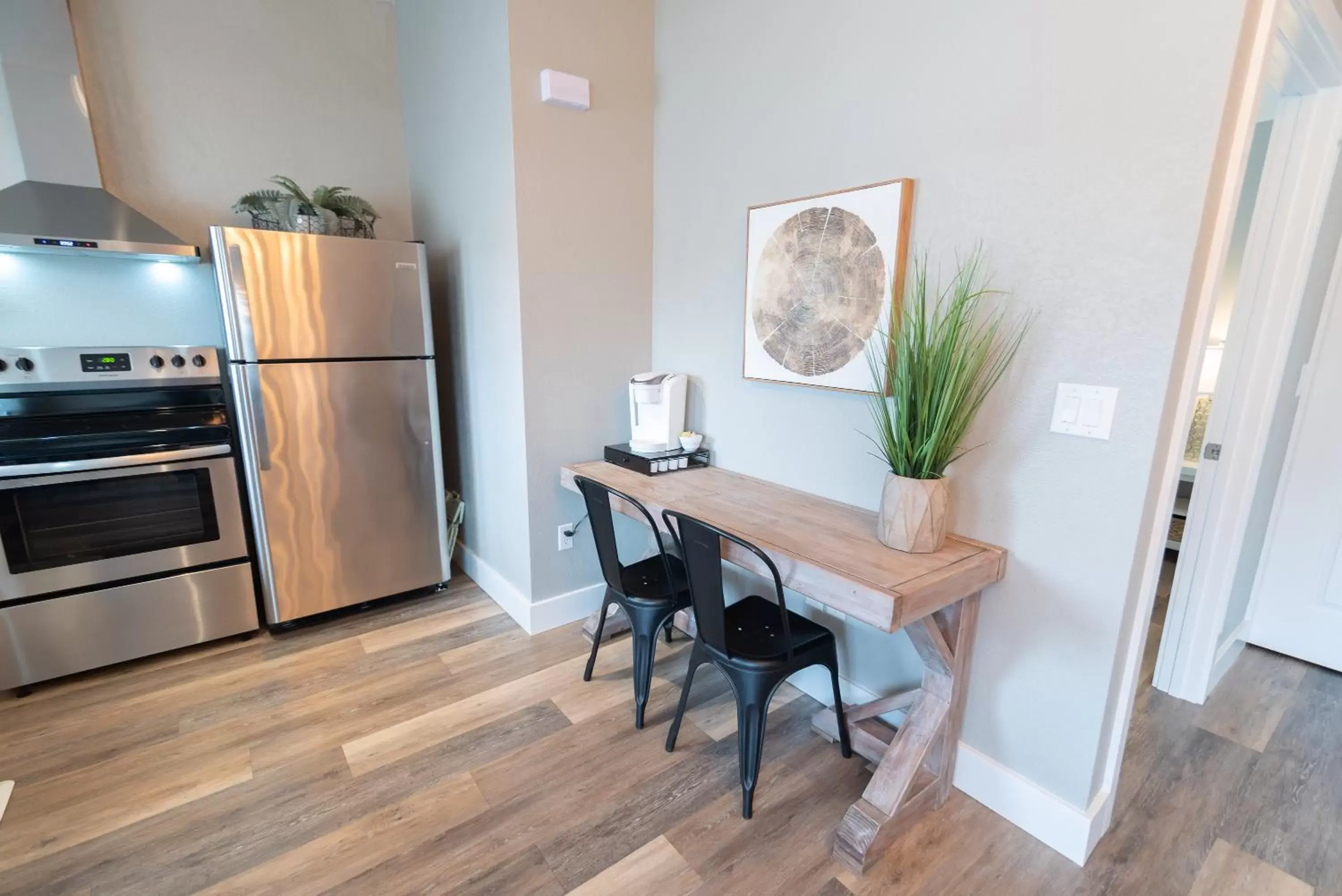Kitchen or kitchenette, Dining Area in Colony Suites