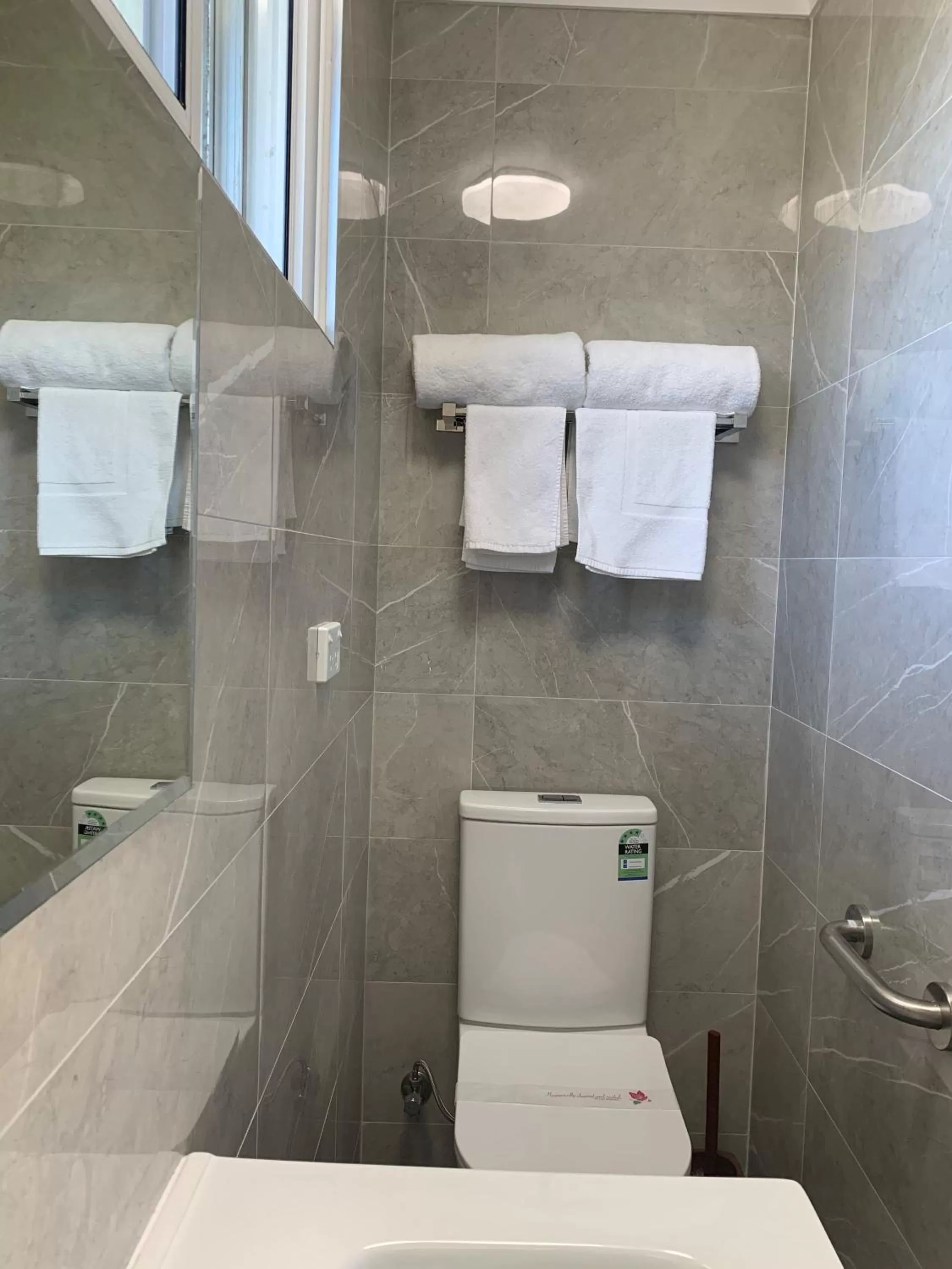 Toilet in High Mountains Motor Inn