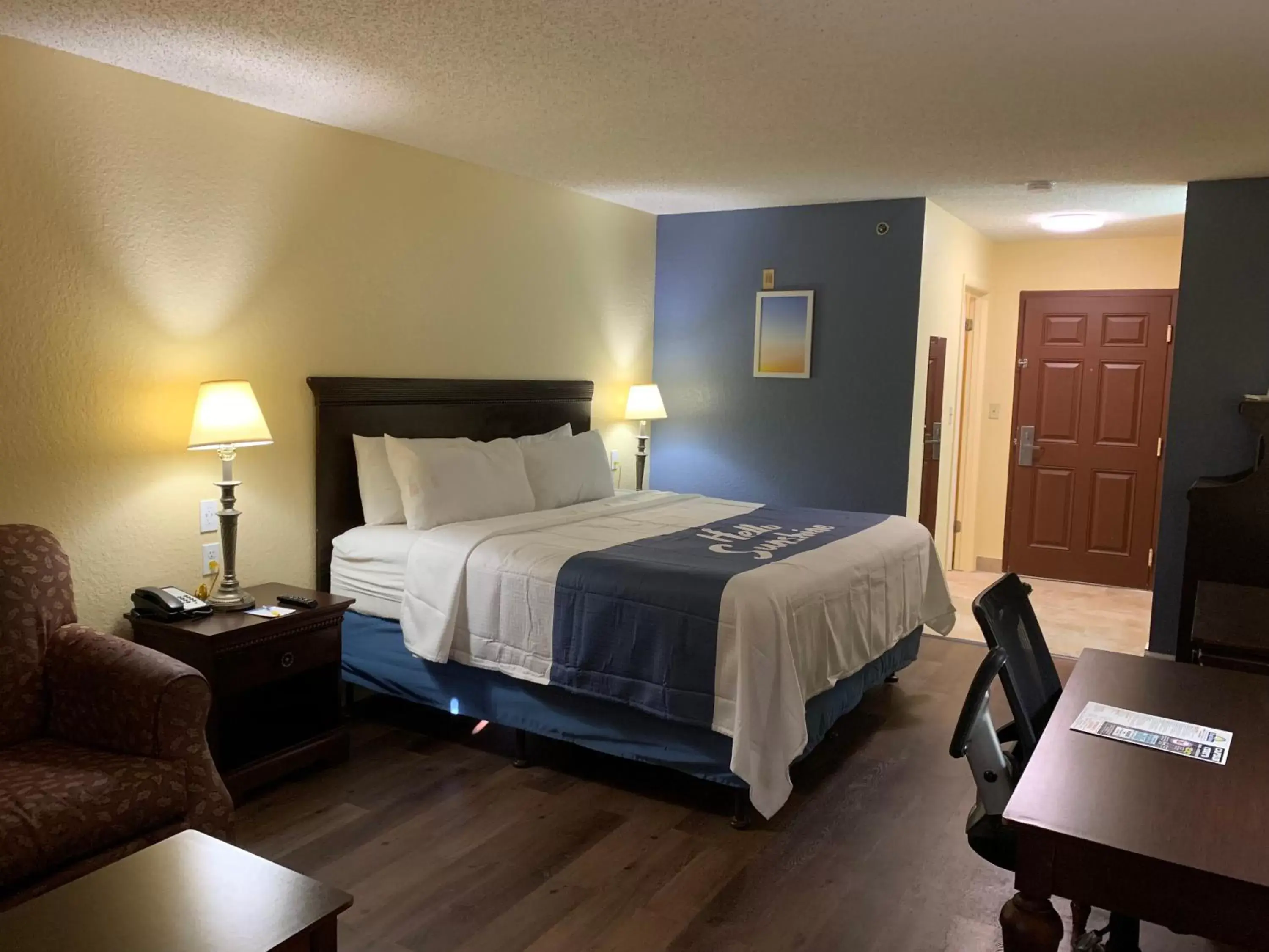 Photo of the whole room, Bed in Days Inn by Wyndham Sarasota I-75