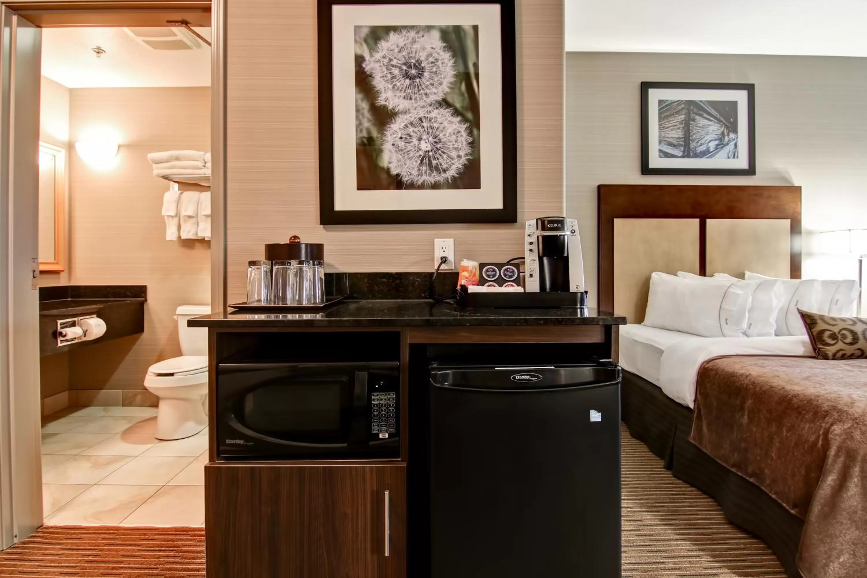 Coffee/tea facilities, Bed in Canalta Hotel Assiniboia