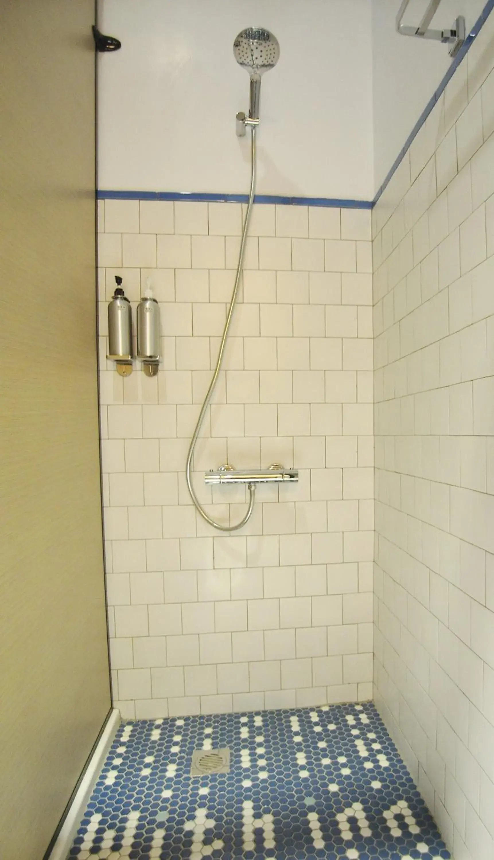 Shower, Bathroom in With Inn Hostel