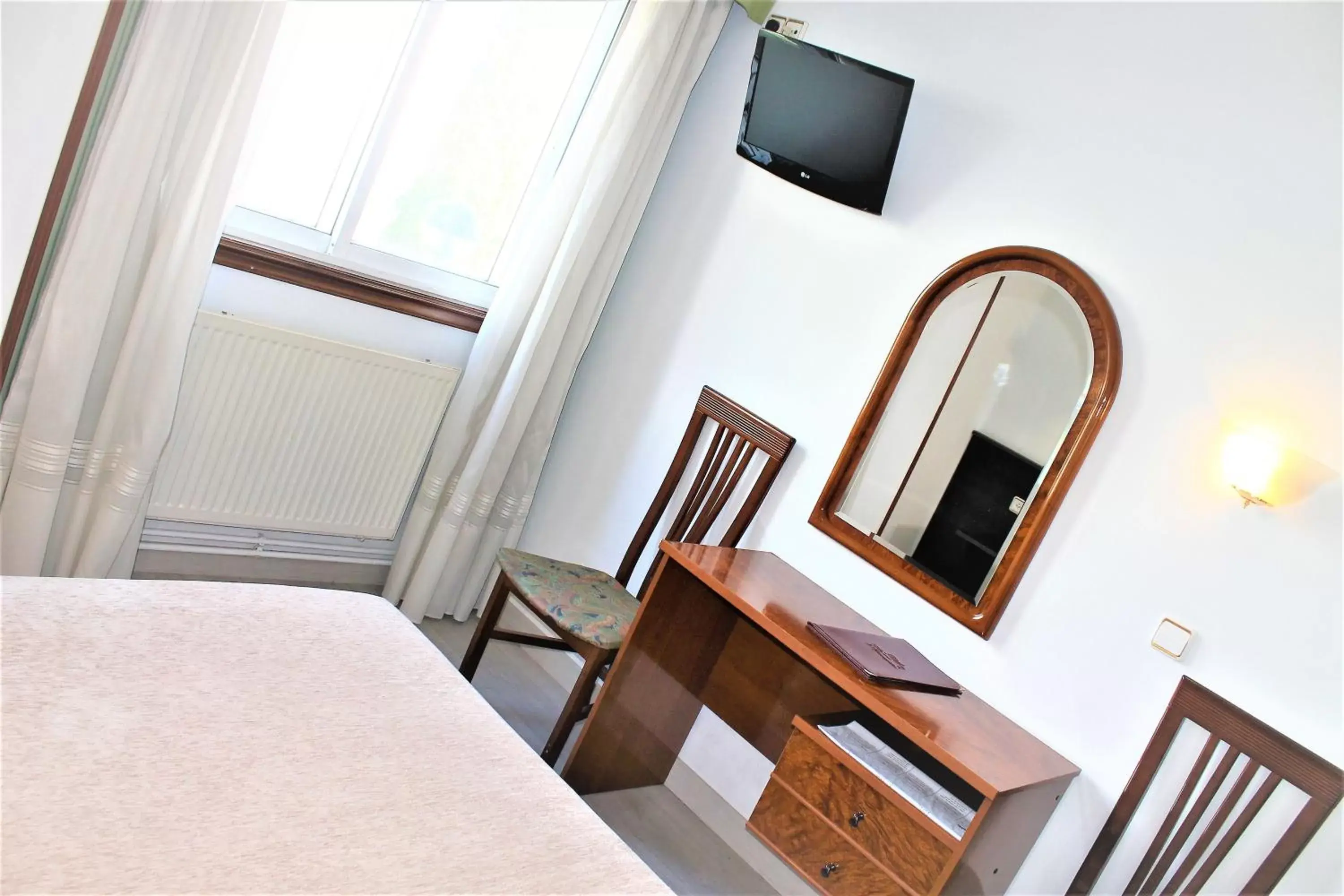 Bedroom, TV/Entertainment Center in Hotel a Barquina