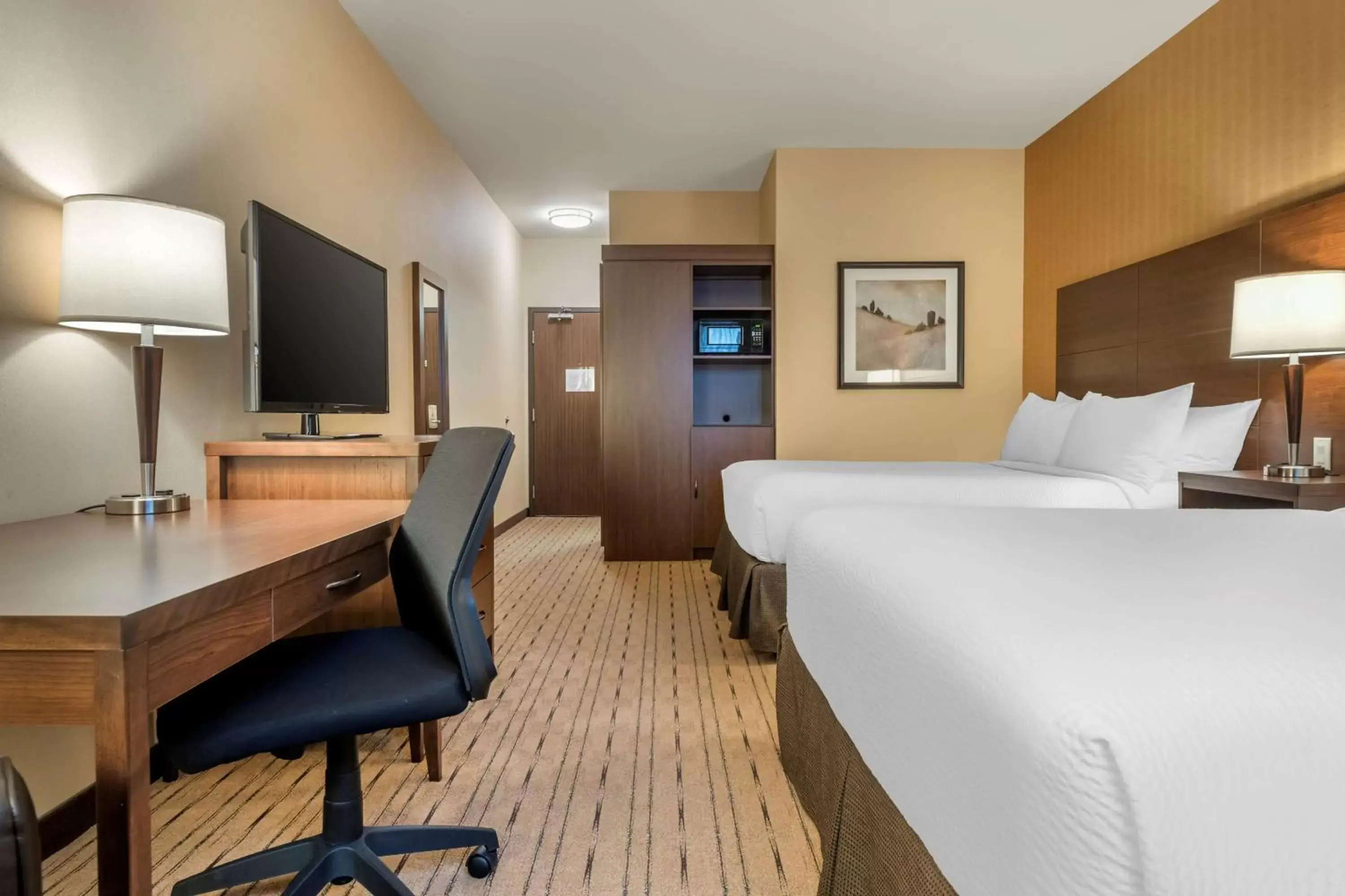 Bedroom, TV/Entertainment Center in Best Western Plus, Bathurst Hotel & Suites
