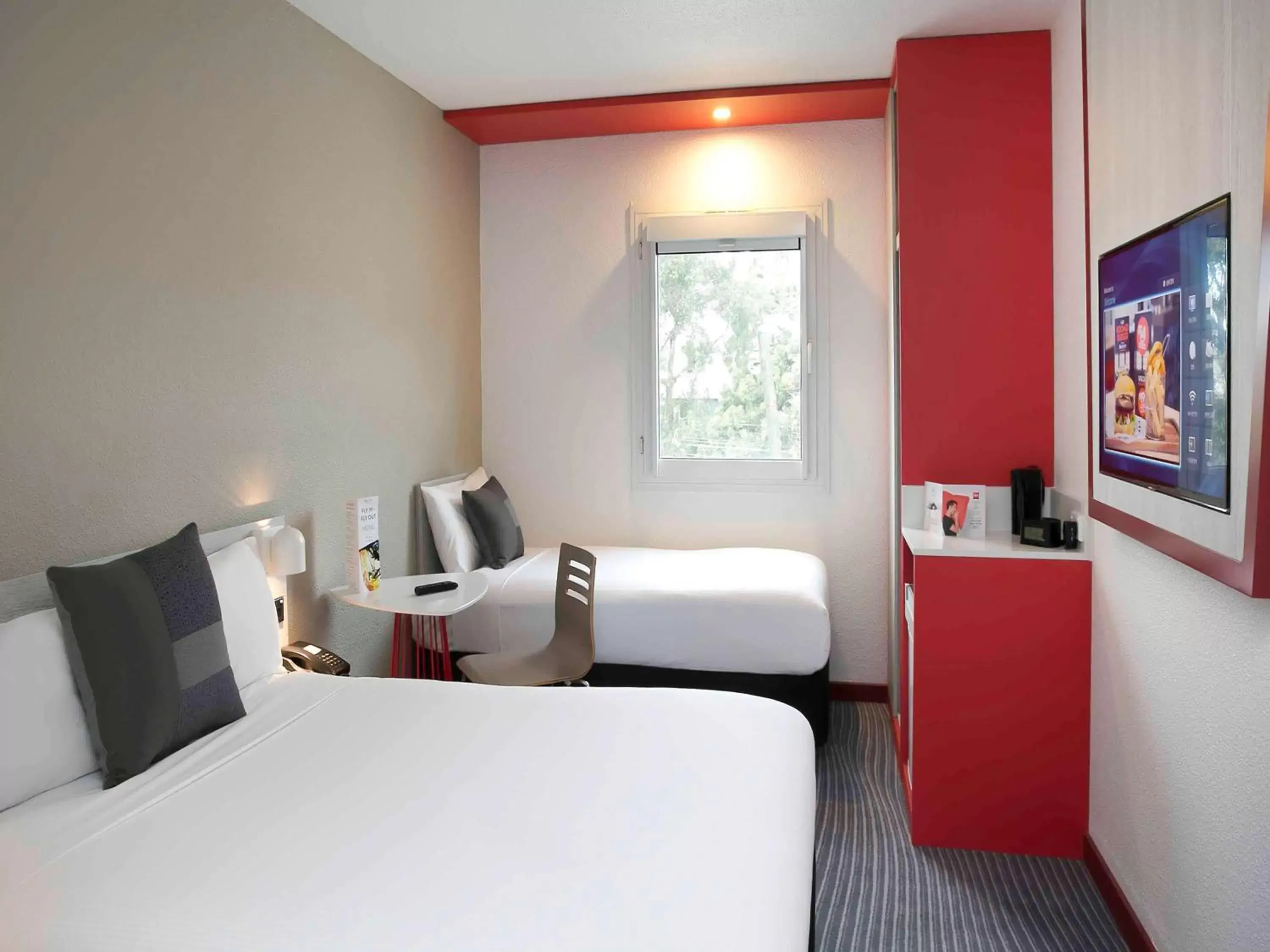 Photo of the whole room, Bed in Ibis Sydney Airport Hotel