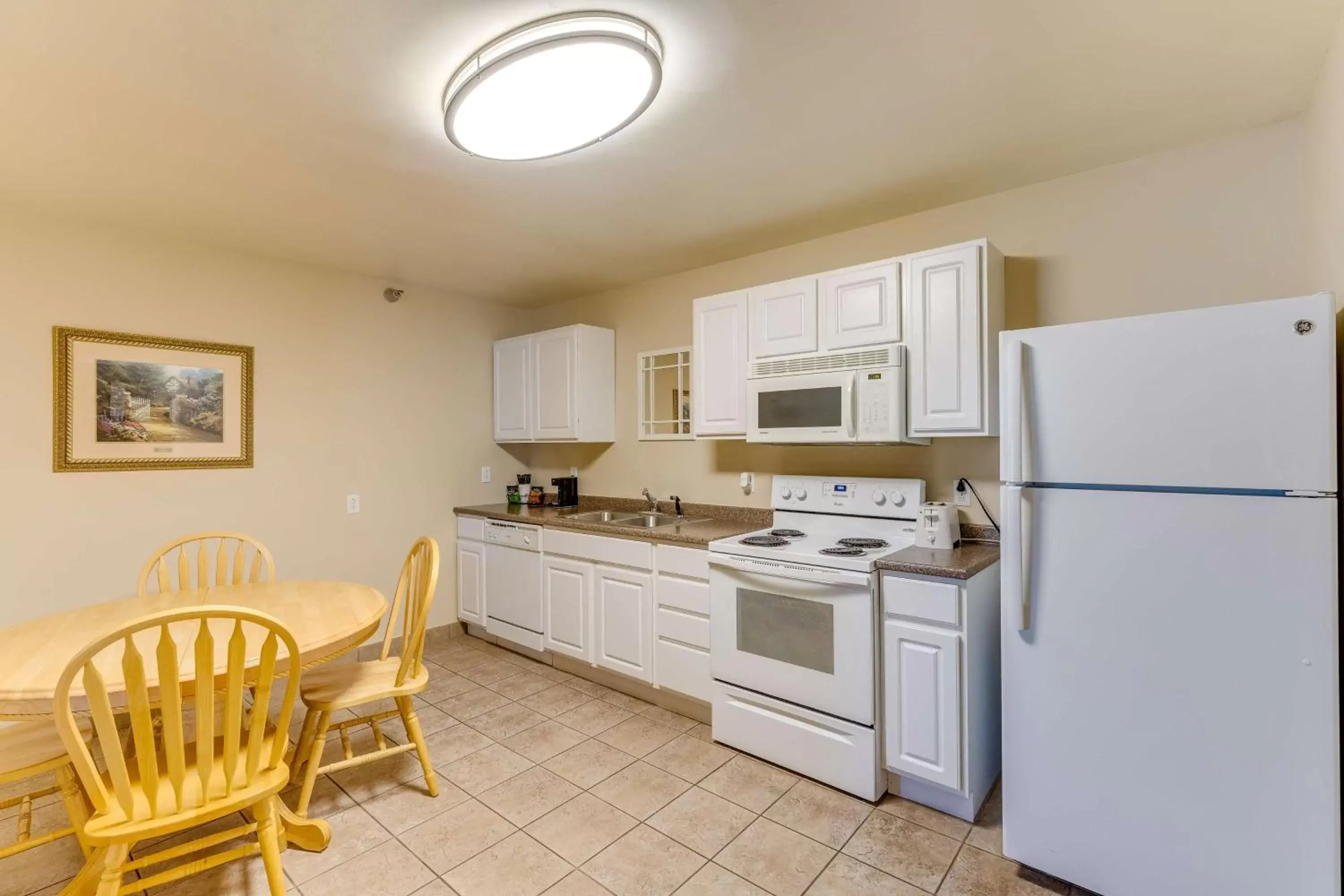 Photo of the whole room, Kitchen/Kitchenette in Best Western Lakewinds