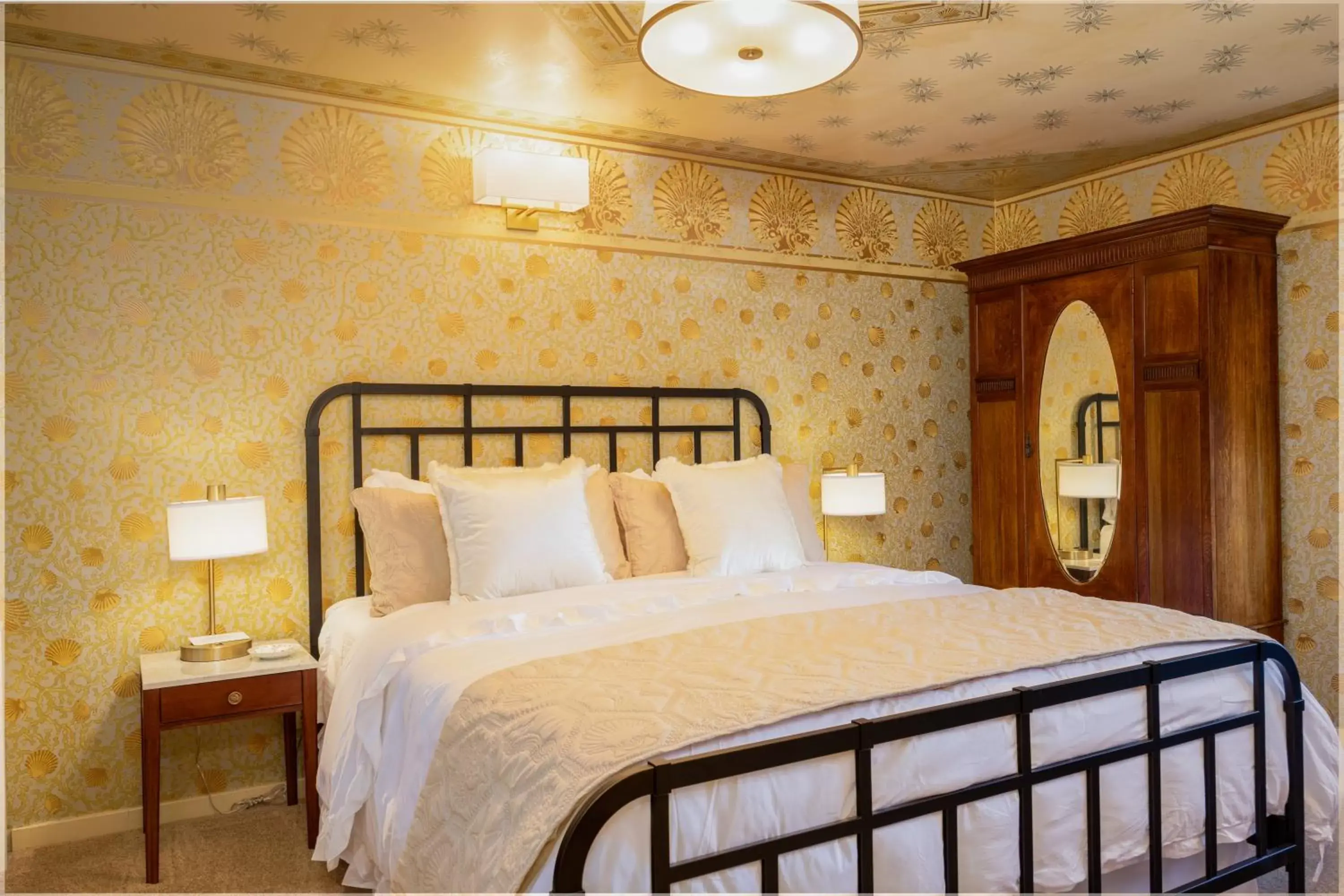 Bed in Mill Rose Inn Bed in Mill Rose Inn