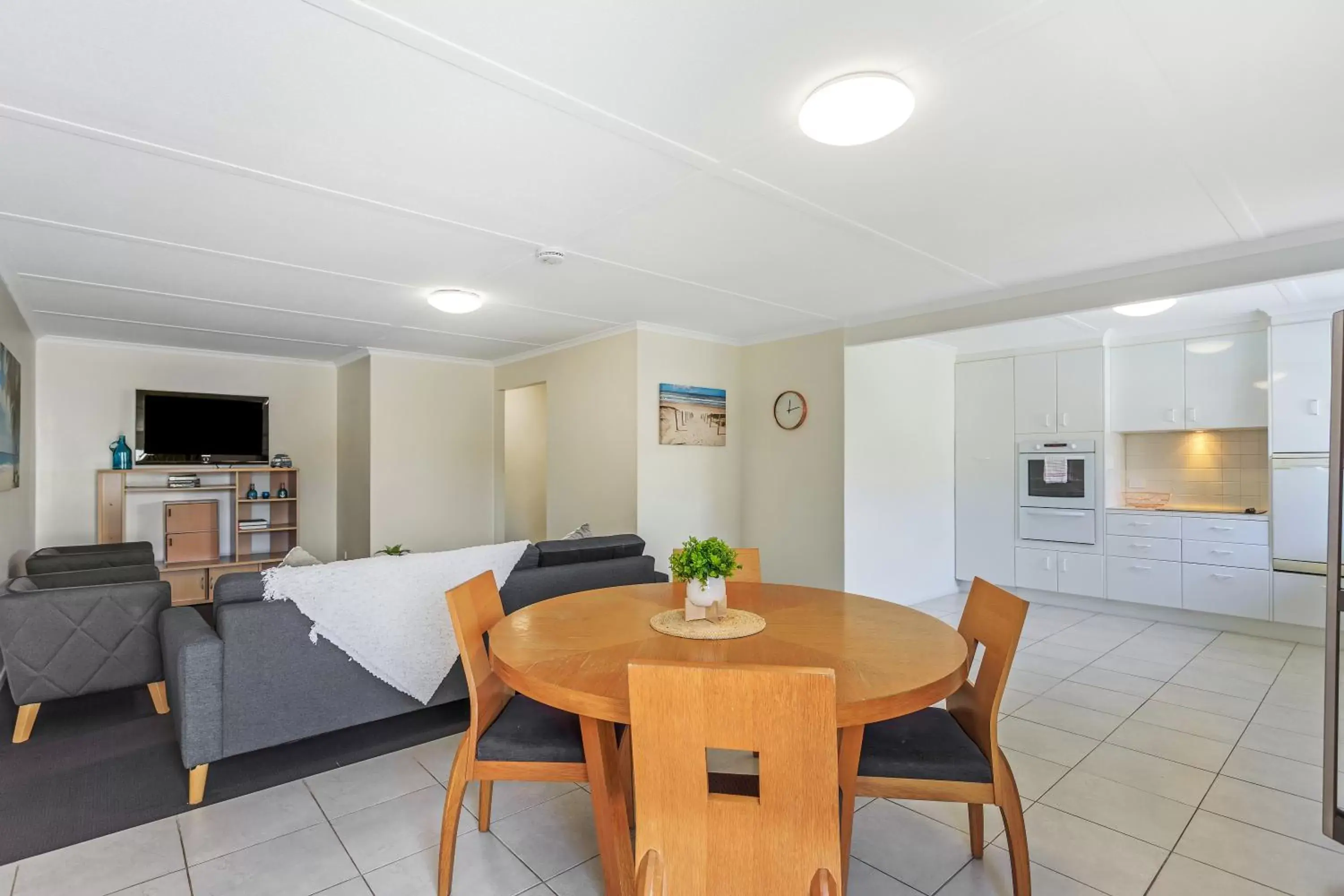 Breakfast, Dining Area in Top Spot Motel