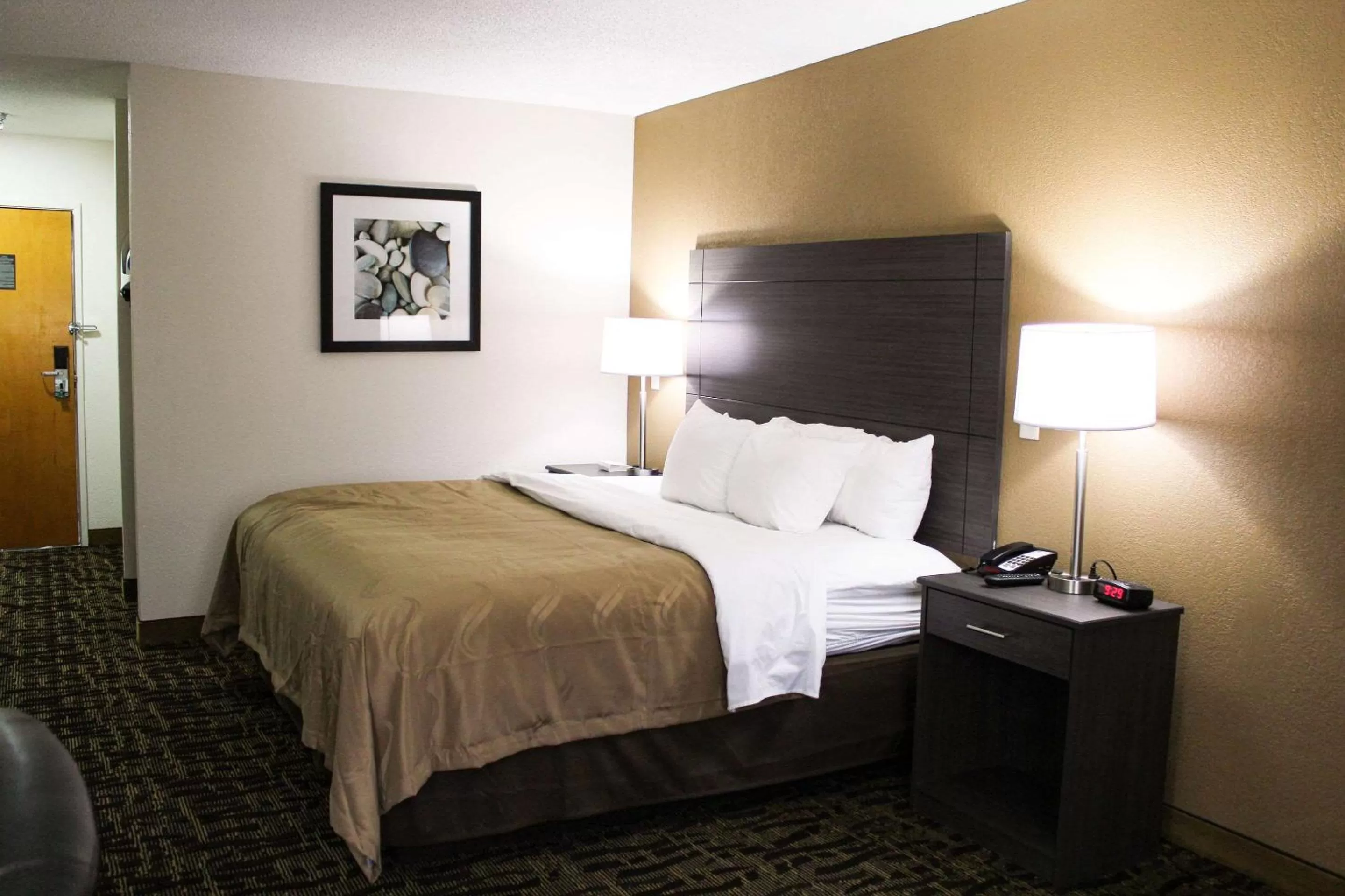 Photo of the whole room, Bed in Quality Inn Clinton-Knoxville North