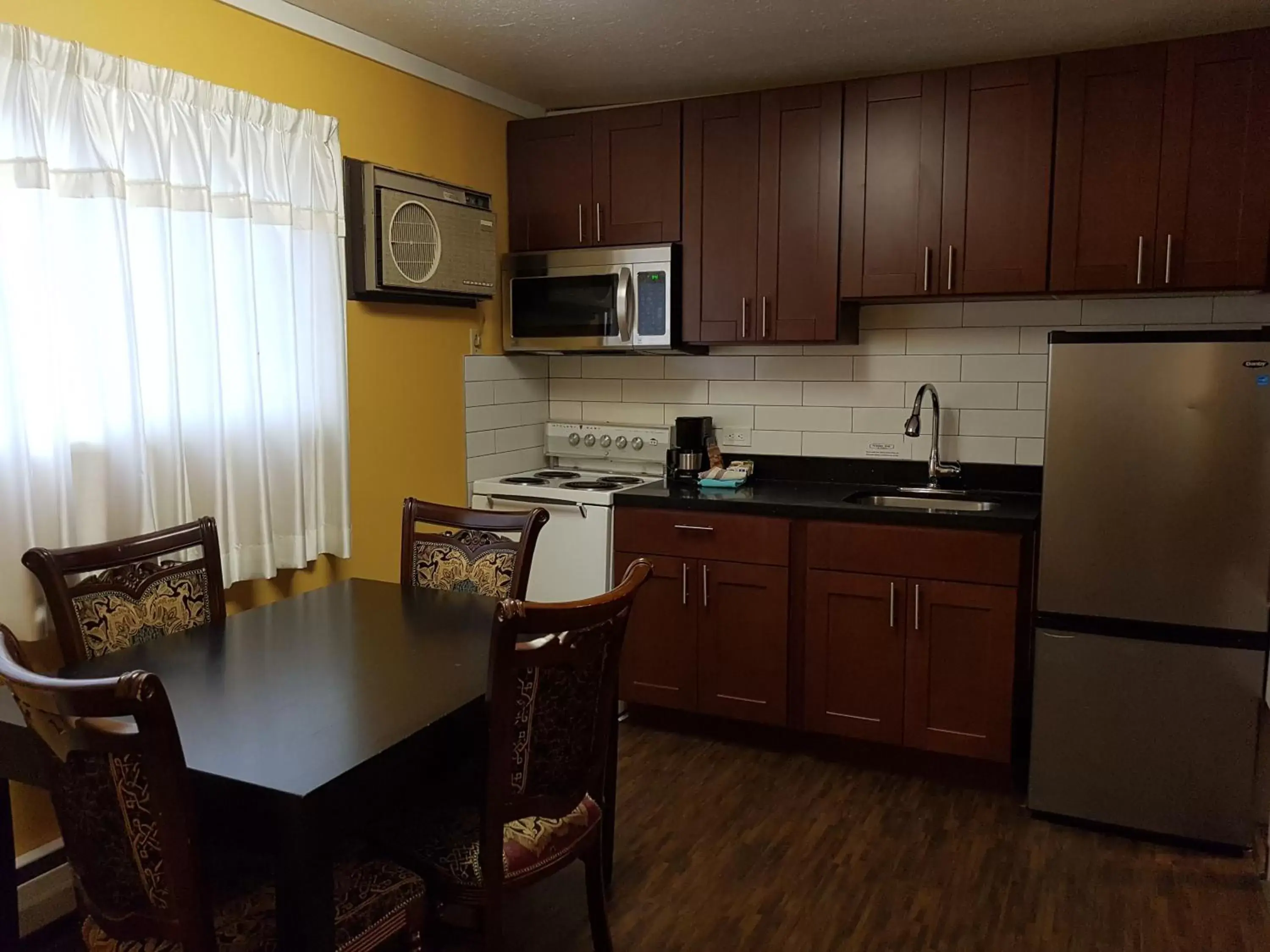 Kitchen or kitchenette, Kitchen/Kitchenette in Alpine Inn & Suites